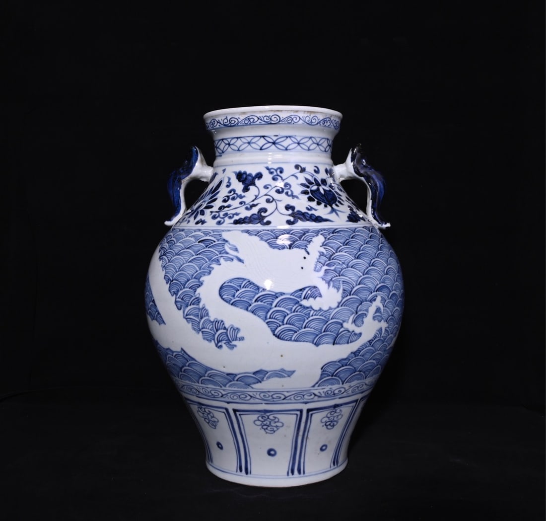 Chinese blue and white porcelain vase Yuan dynasty: Size: Height 43 cm - Width 30 cm Materials: Porcelain Time Period: Yuan dynasty Manufactured Date: 13th-c Period Object: Chinese Antique ⛨ Purchase With Confidence ✔ Verified Auctio