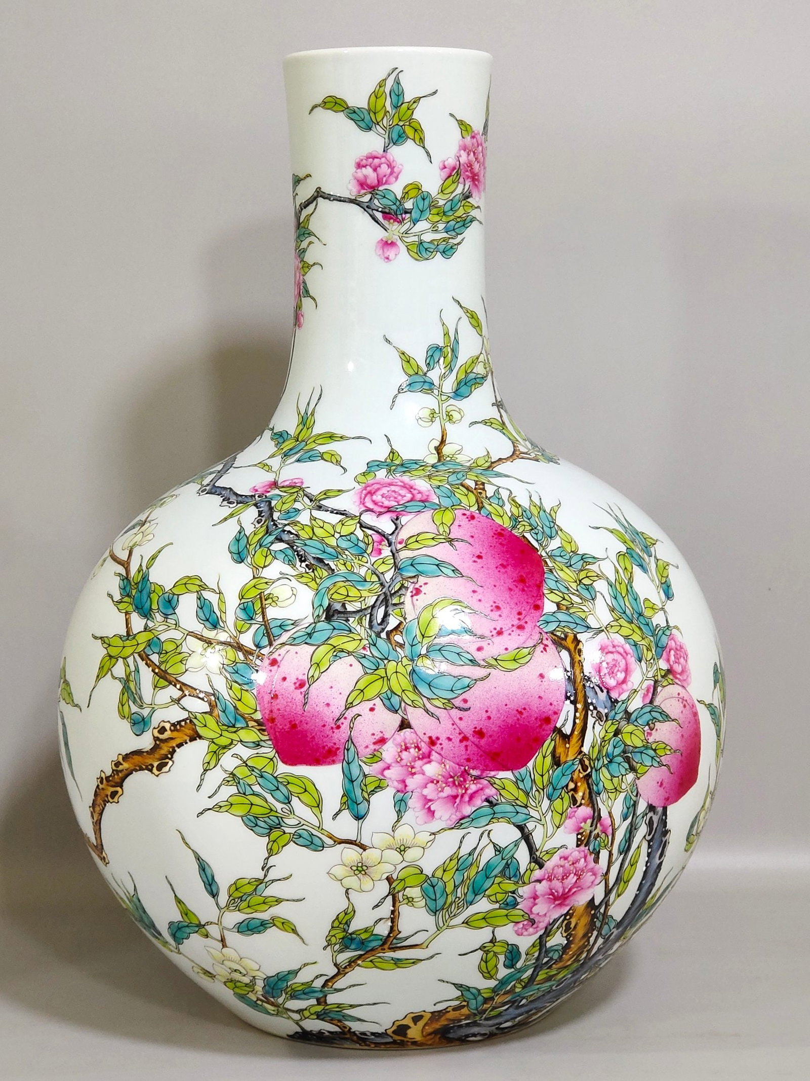 Chinese famille rose porcelain vase Qing dynasty Yongzheng Mark & Period: Size: Height 37 cm - Width 23 cm Materials: Porcelain Time Period: Qing dynasty Manufactured Date: Yongzheng Mark & Period Object: Chinese Antique ⛨ Purchase With Confidence ✔ Verif