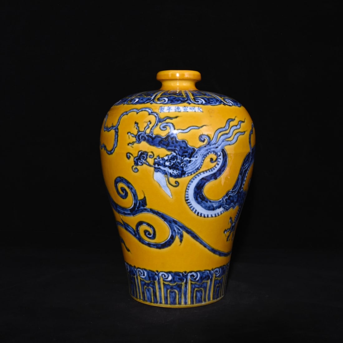 Chinese blue and yellow porcelain vase Ming dynasty Xuande Mark & Period: Size: Height 30 cm - Width 20 cm Materials: Porcelain Time Period: Ming dynasty Manufactured Date: Xuande Mark & Period Object: Chinese Antique ⛨ Purchase With Confidence ✔ Verified