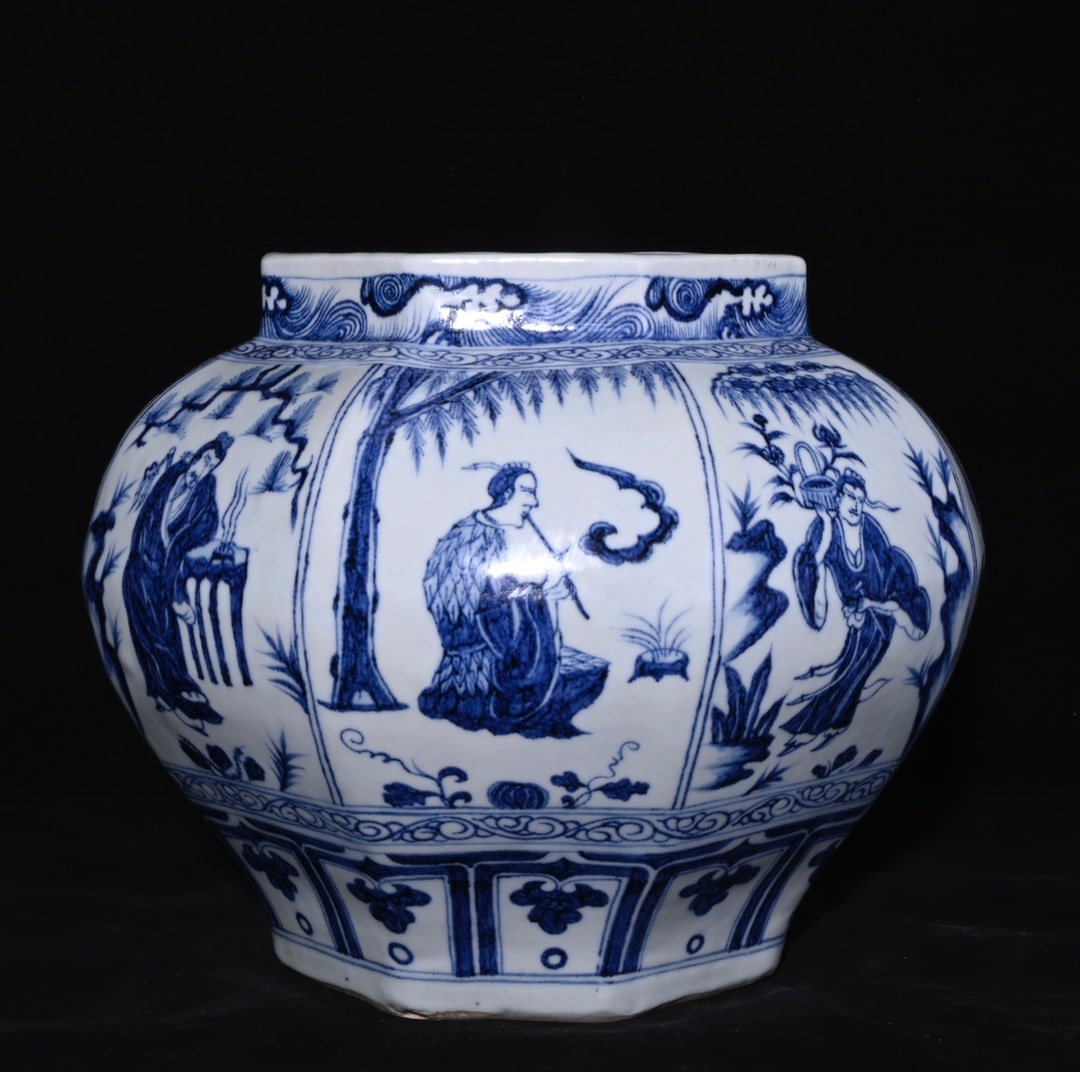Chinese blue and white porcelain vase Yuan dynasty: Size: Height 27 cm - Width 37 cm Materials: Porcelain Time Period: Yuan dynasty Manufactured Date: 13th-c Period Object: Chinese Antique ⛨ Purchase With Confidence ✔ Verified Auctio