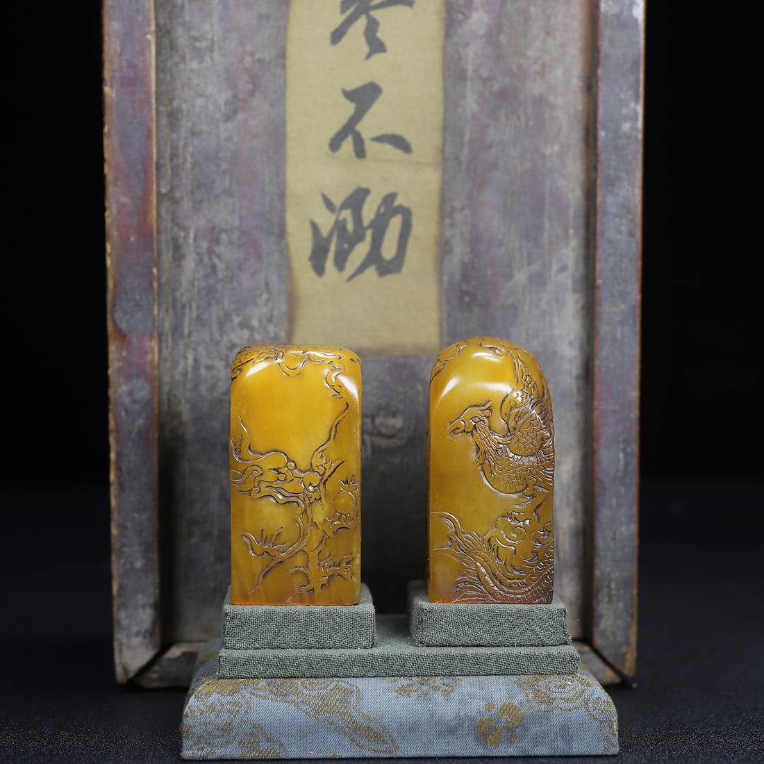 Chinese natural shoushan stone carved seal set Qing dynasty: Size: Height 6 cm - Width 2.7 cm Materials: Natural Shoushan stone Time Period: Qing dynasty Manufactured Date: Qianlong Period Object: Chinese Antique ⛨ Purchase With Confidence ✔