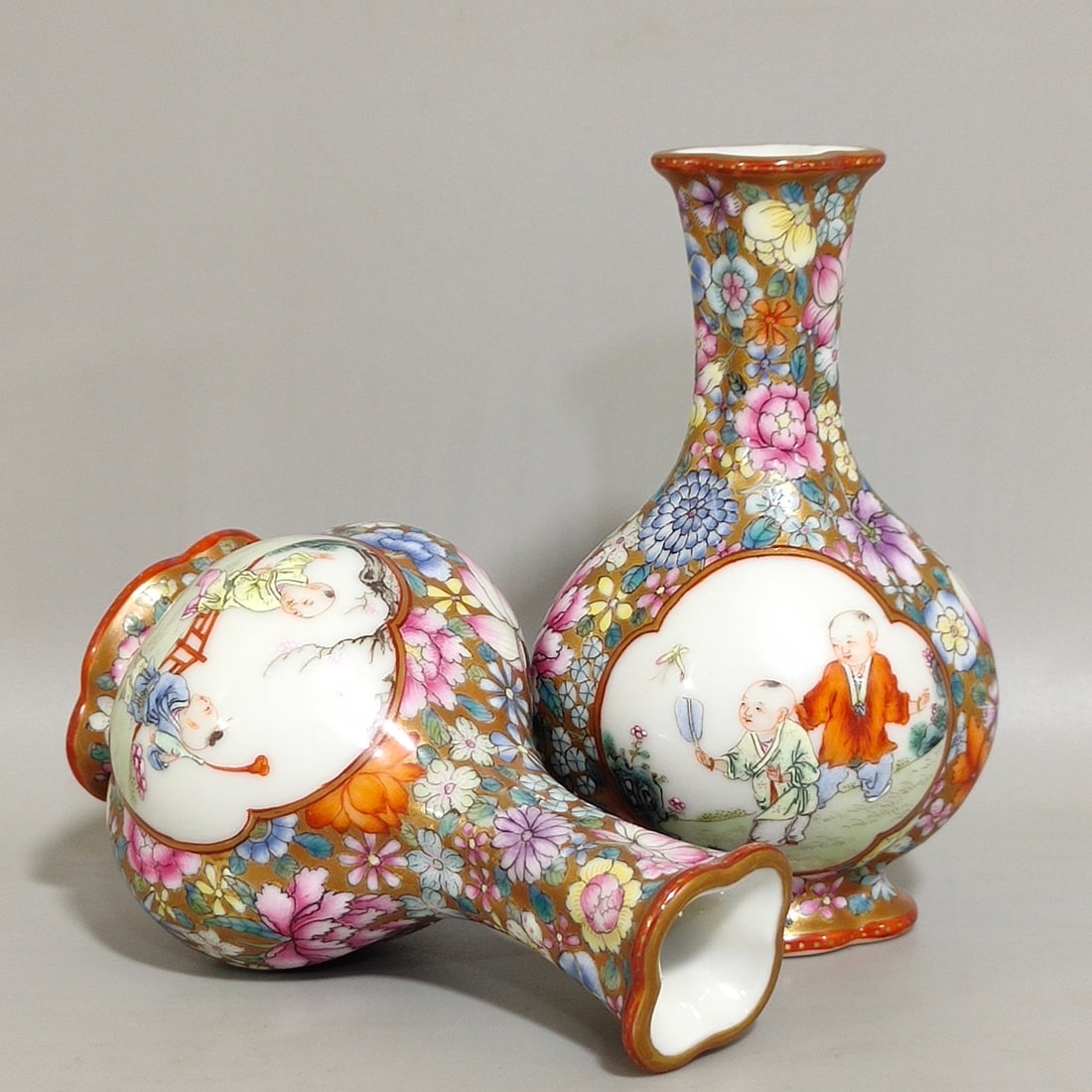 Chinese famille rose porcelain vase pair Qing dynasty Qianlong Mark & Period: Size: Height 8.9 cm - Width 5.3 cm Materials: Porcelain Time Period: Qing dynasty Manufactured Date: Qianlong Mark & Period Object: Chinese Antique ⛨ Purchase With Confidence ✔ Veri