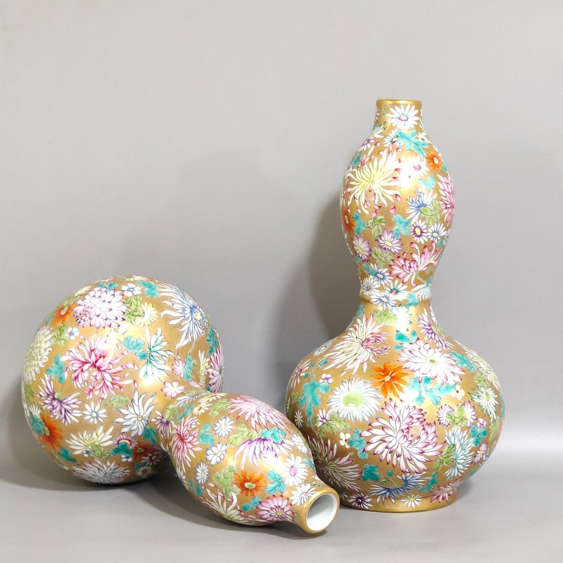 Chinese famille rose porcelain vase pair Qing dynasty Qianlong Mark & Period: Size: Height 21.5 cm - Width 11 cm Materials: Porcelain Time Period: Qing dynasty Manufactured Date: Qianlong Mark & Period Object: Chinese Antique ⛨ Purchase With Confidence ✔ Veri