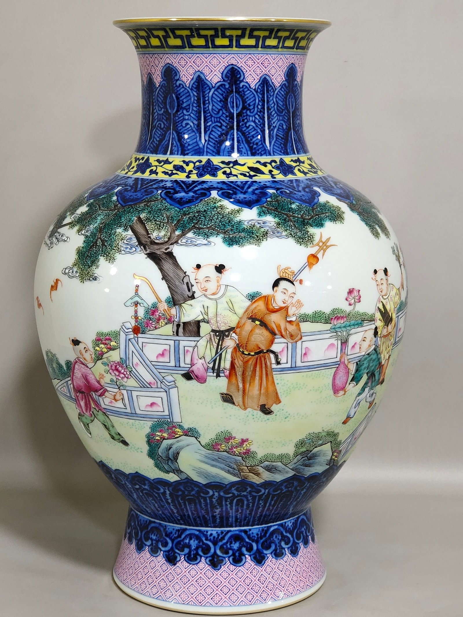 Chinese famille rose porcelain vase Qing dynasty Qianlong Mark & Period: Size: Height 32 cm - Width 19 cm Materials: Porcelain Time Period: Qing dynasty Manufactured Date: Qianlong Mark & Period Object: Chinese Antique ⛨ Purchase With Confidence ✔ Verifi