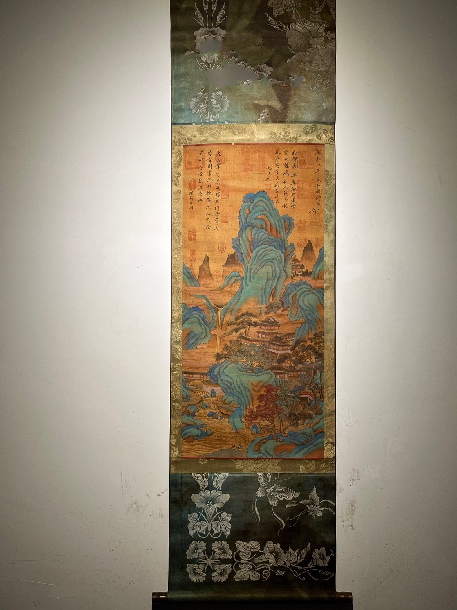 Chinese scroll painting Song dynasty Emperor Huizong of Song: Size: Height 92 cm - Width 43 cm Materials: Silk Time Period: Song dynasty Manufactured by: Emperor Huizong of Song Object: Chinese Antique A masterpiece landscape painting on silk by Emperor Huizong