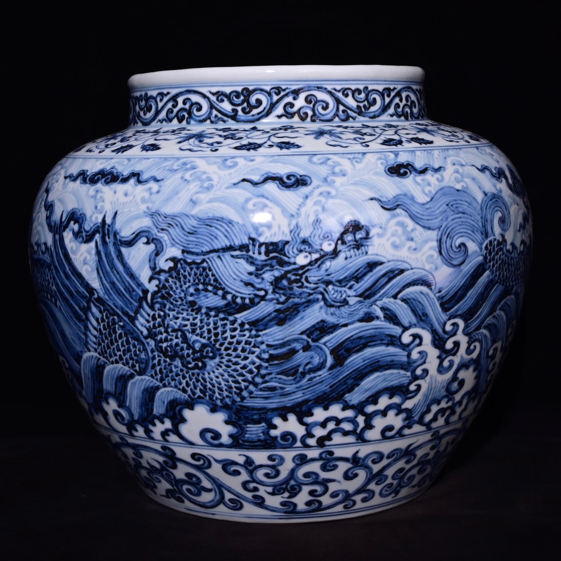 Chinese blue and white porcelain jar Ming dynasty Xuande Mark & Period: Size: Height 30.5 cm - Width 35 cm Materials: Porcelain Time Period: Ming dynasty Manufactured Date: Xuande Mark & Period Object: Chinese Antique ⛨ Purchase With Confidence ✔ Verifi
