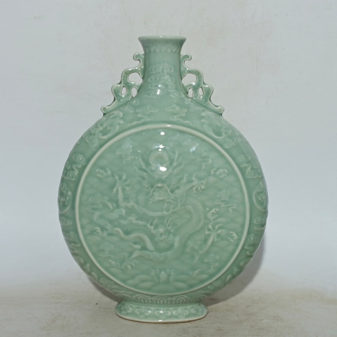 Chinese green glaze porcelain vase Qing dynasty Qianlong Mark & Period: Size: Height 27.8 cm - Width 21 cm Materials: Porcelain Time Period: Qing dynasty Manufactured Date: Qianlong Mark & Period Object: Chinese Antique ⛨ Purchase With Confidence ✔ Veri
