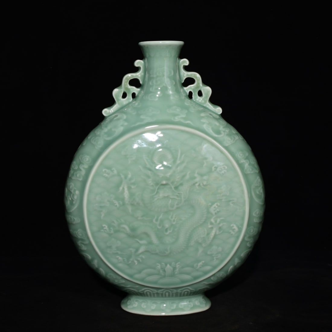 Chinese green glaze porcelain vase Qing dynasty Qianlong Mark & Period: Size: Height 27.5 cm - Width 20 cm Materials: Porcelain Time Period: Qing dynasty Manufactured Date: Qianlong Mark & Period Object: Chinese Antique ⛨ Purchase With Confidence ✔ Veri