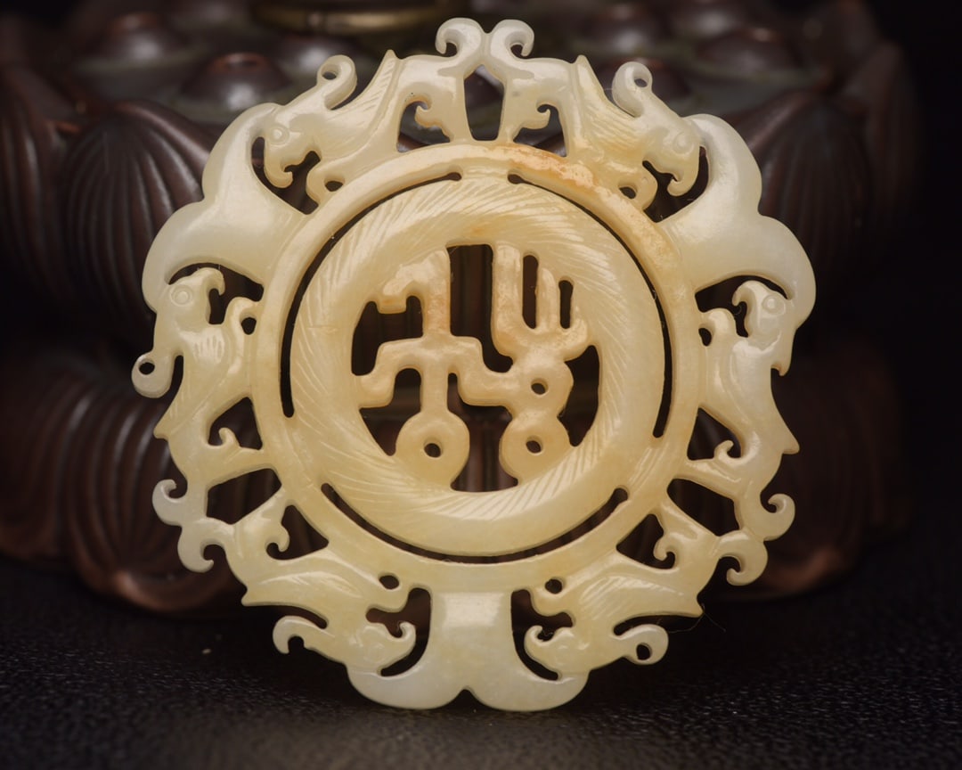 Chinese natural jade carved ornaments Qing dynasty: Size: Height 5.3 cm - Width 5.3 cm Materials: Natural Jade Time Period: Qing dynasty Manufactured Date: Qianlong Period Object: Chinese Antique ⛨ Purchase With Confidence ✔ Verified