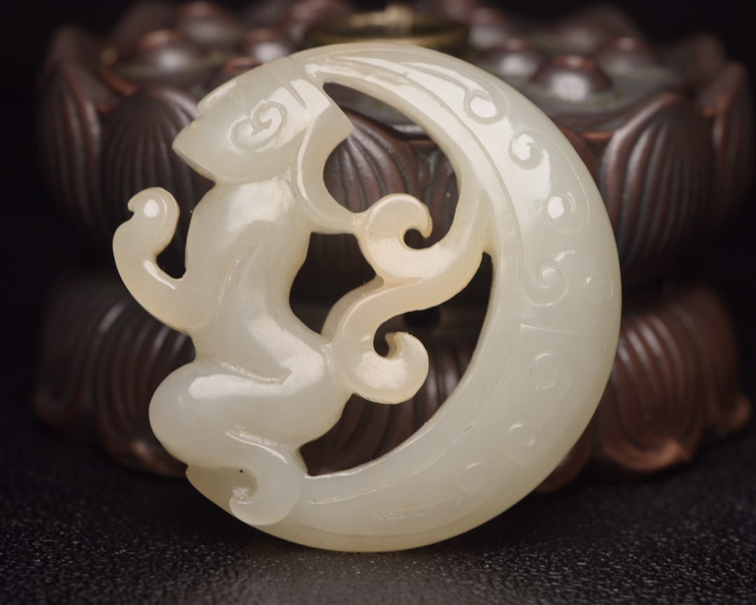 Chinese natural jade carved ornaments Qing dynasty: Size: Height 5.1 cm - Width 5.1 cm Materials: Natural Jade Time Period: Qing dynasty Manufactured Date: Qianlong Period Object: Chinese Antique ⛨ Purchase With Confidence ✔ Verified