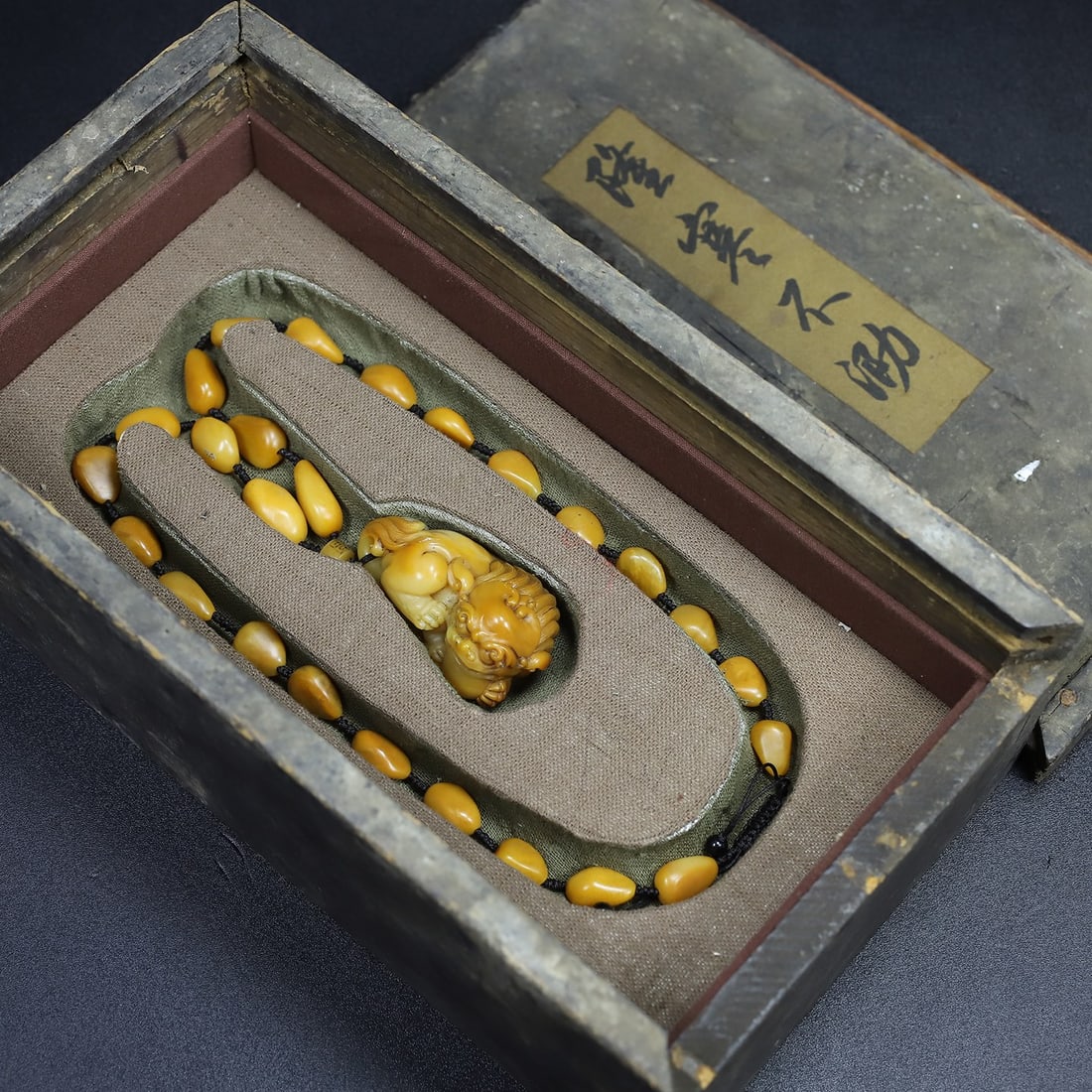 Chinese natural shoushan stone carved necklace Qing dynasty: Size Pendent: Height 3.6 cm - Width 3.5 cm Materials: Natural Shoushan stone Time Period: Qing dynasty Manufactured Date: Qianlong Period Object: Chinese Antique ⛨ Purchase With Confidence