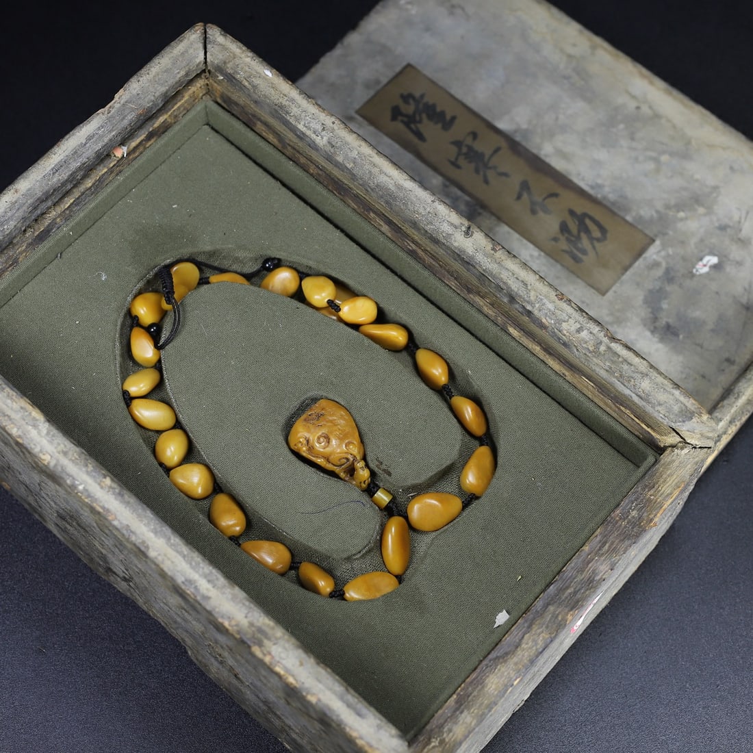 Chinese natural shoushan stone carved necklace Qing dynasty: Size Pendent: Height 3.5 cm - Width 2.5 cm Materials: Natural Shoushan stone Time Period: Qing dynasty Manufactured Date: Qianlong Period Object: Chinese Antique ⛨ Purchase With Confidence