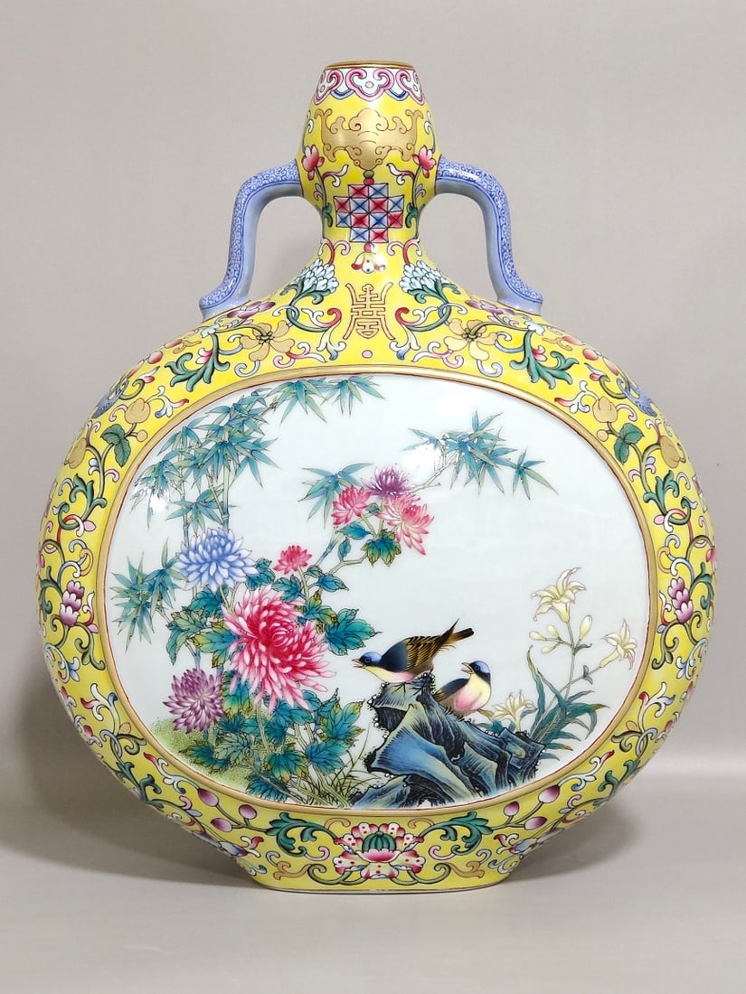 Chinese famille rose porcelain vase Qing dynasty Qianlong Mark & Period: Size: Height 29.5 cm - Width 23.5 cm Materials: Porcelain Time Period: Qing dynasty Manufactured Date: Qianlong Mark & Period Object: Chinese Antique ⛨ Purchase With Confidence ✔ Ve