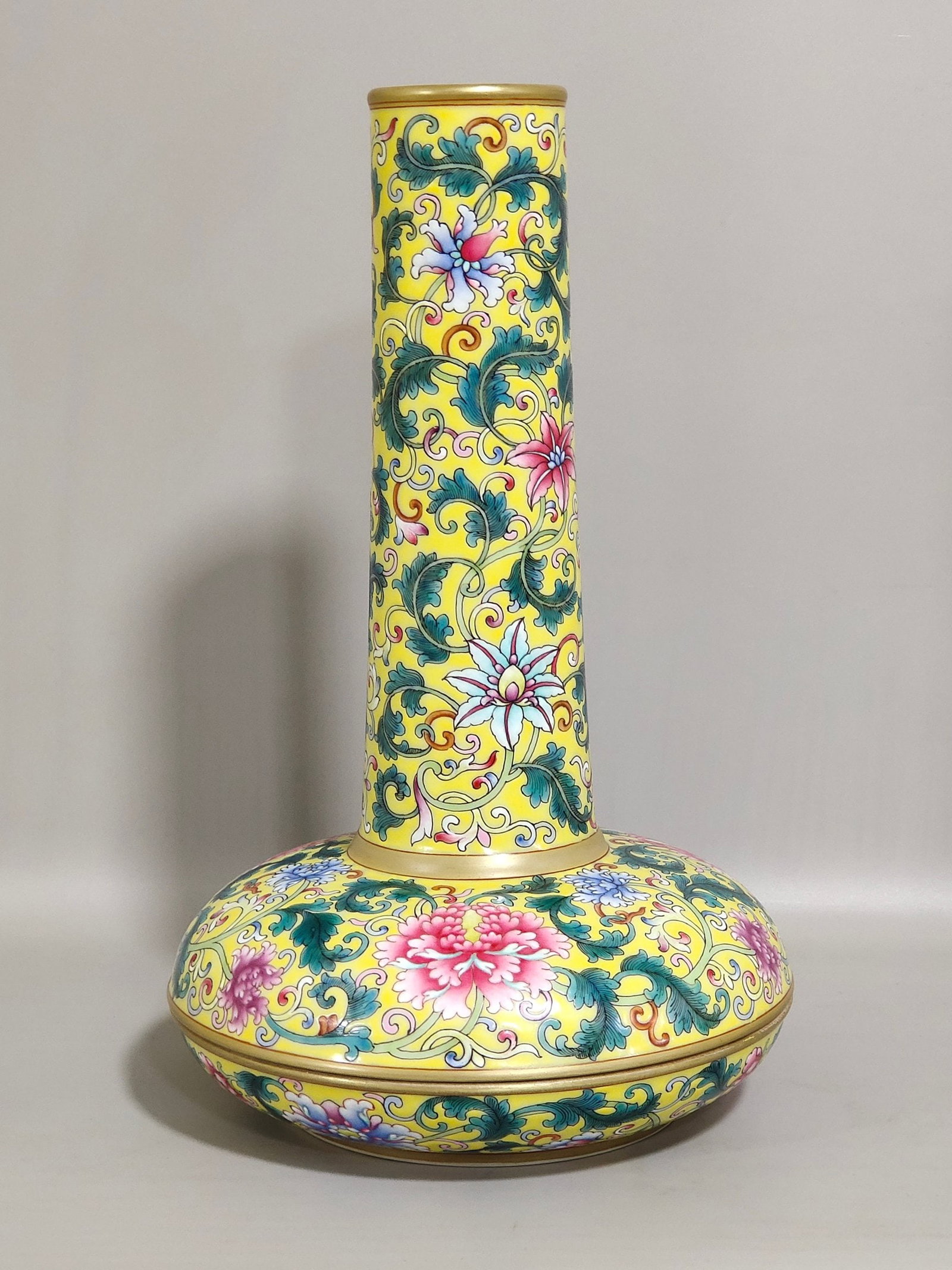 Chinese famille rose porcelain vase Qing dynasty Qianlong Mark & Period: Size: Height 24.2 cm - Width 14 cm Materials: Porcelain Time Period: Qing dynasty Manufactured Date: Qianlong Mark & Period Object: Chinese Antique ⛨ Purchase With Confidence ✔ Veri