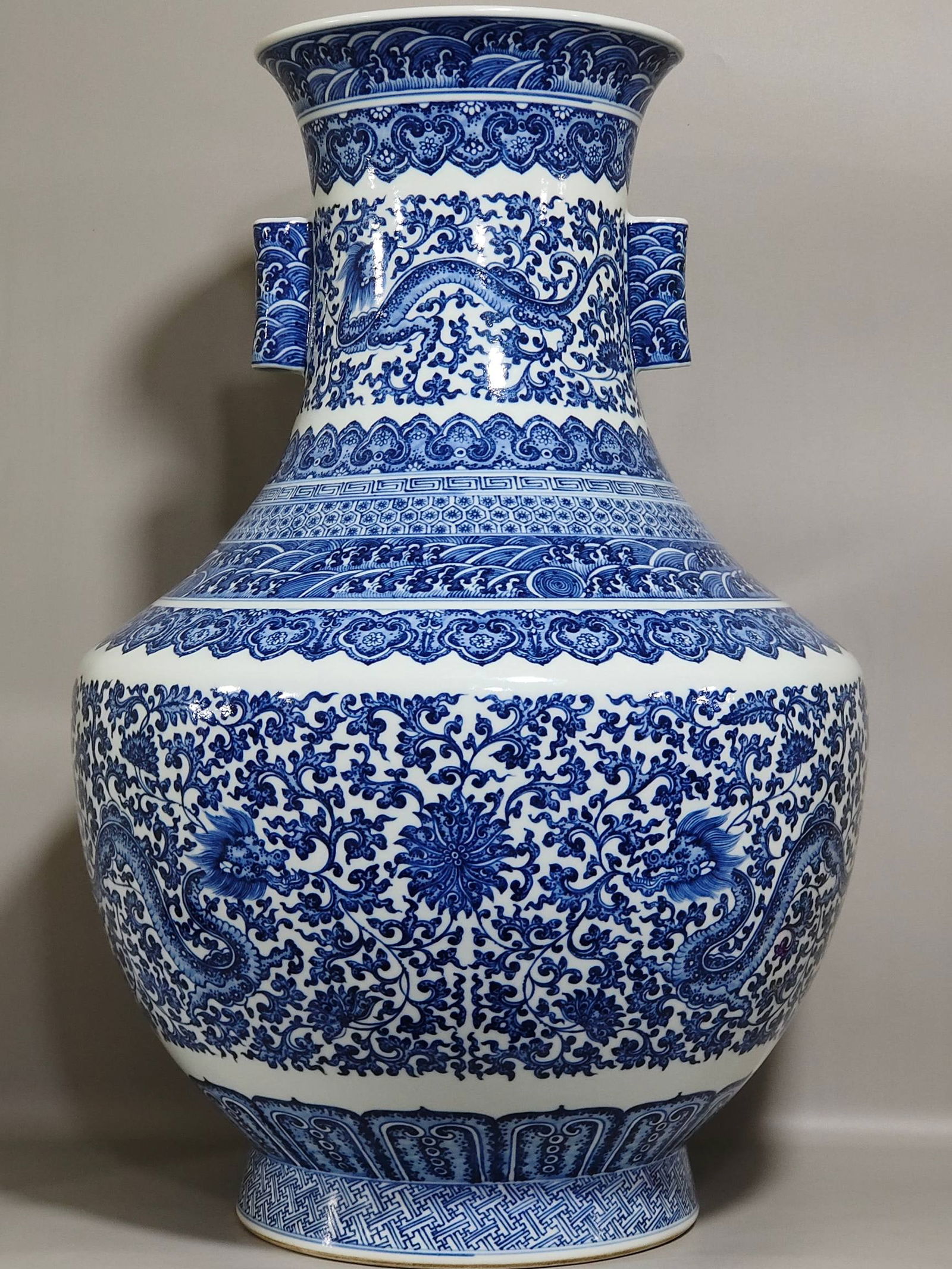 Rare and Huge Chinese blue and white porcelain vase Qing dynasty Qianlong Mark & Period: Size: Height 58 cm - Width 39 cm Materials: Porcelain Time Period: Qing dynasty Manufactured Date: Qianlong Mark & Period Object: Chinese Antique ⛨ Purchase With Confidence ✔ Verifi