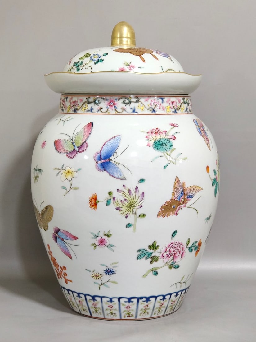 Chinese famille rose porcelain jar Qing dynasty Jiaqing Mark & Period: Size: Height 31 cm - Width 18.5 cm Materials: Porcelain Time Period: Qing dynasty Manufactured Date: jiaqing Mark & Period Object: Chinese Antique ⛨ Purchase With Confidence ✔ Verif
