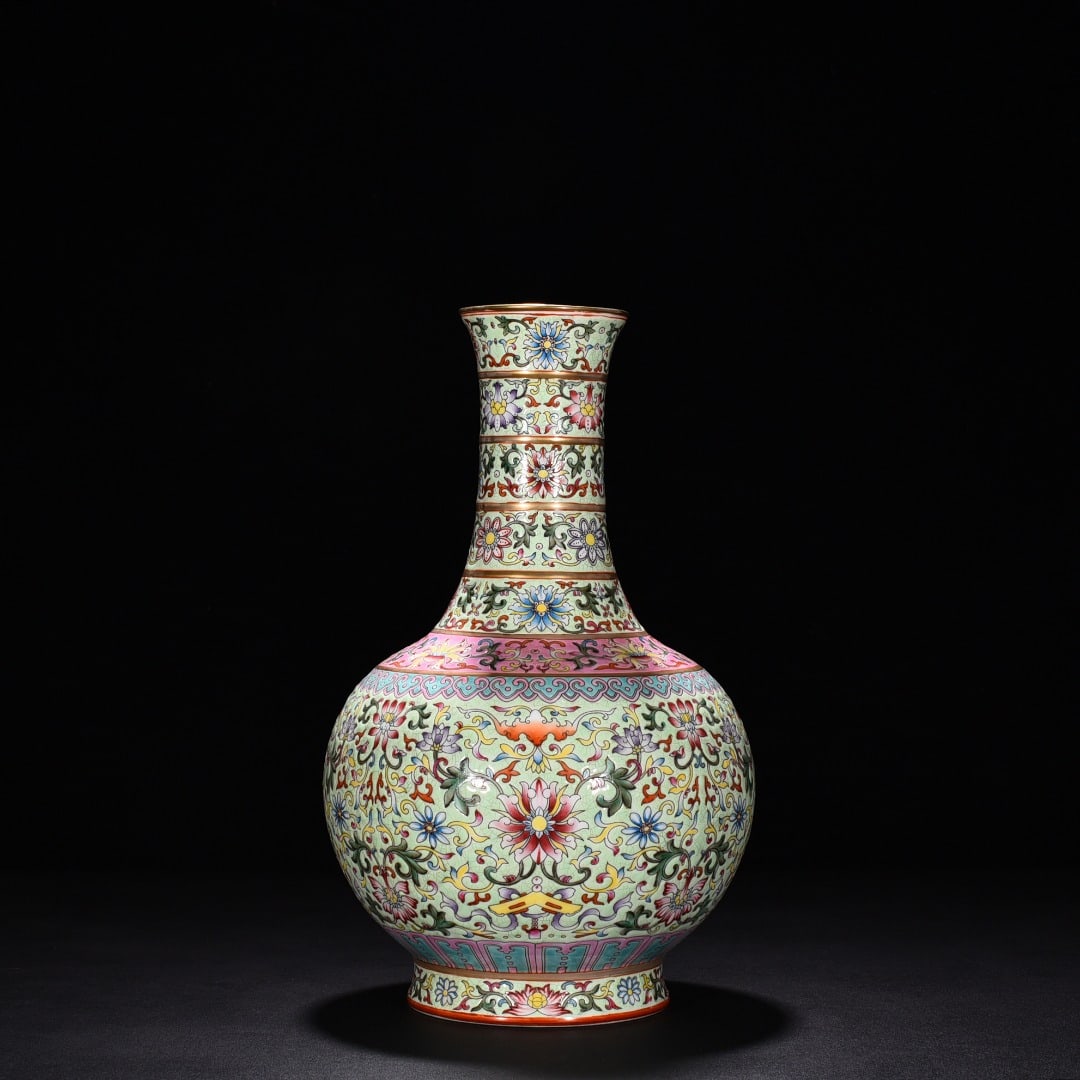 Chinese famille rose porcelain vase Qing dynasty Qianlong Mark & Period: Size: Height 32.5 cm - Width 20 cm Materials: Porcelain Time Period: Qing dynasty Manufactured Date: Qianlong Mark & Period Object: Chinese Antique ⛨ Purchase With Confidence ✔ Veri