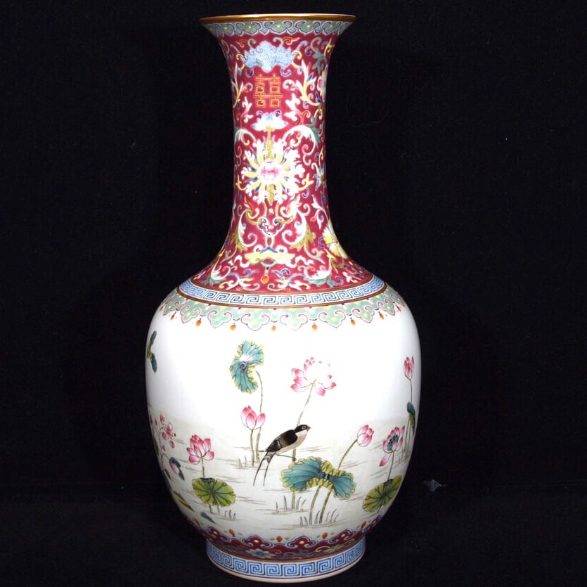 Chinese famille rose porcelain vase Qing dynasty Qianlong Mark & Period: Size: Height 35.5 cm - Width 17 cm Materials: Porcelain Time Period: Qing dynasty Manufactured Date: Qianlong Mark & Period Object: Chinese Antique ⛨ Purchase With Confidence ✔ Veri