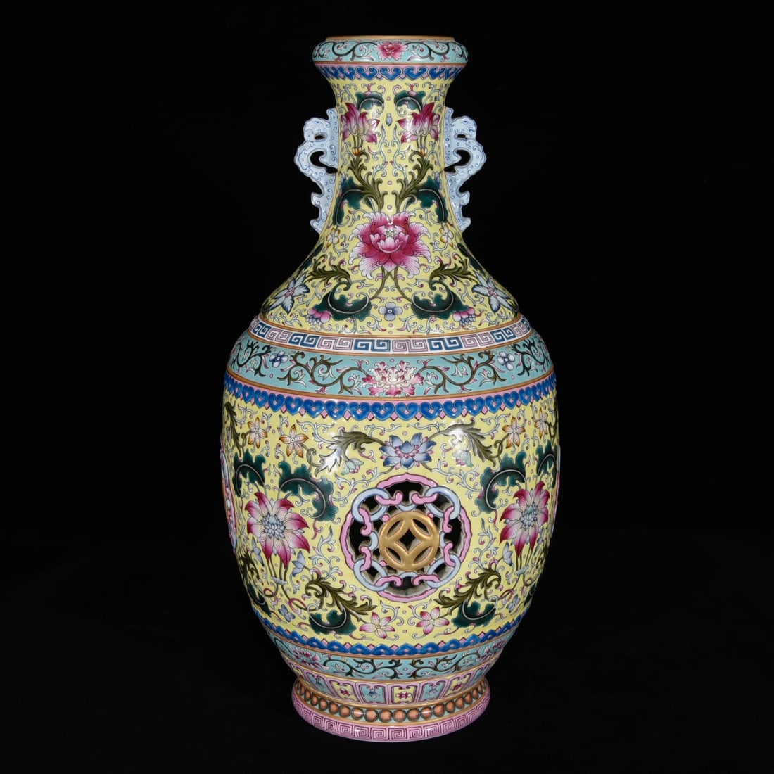Chinese famille rose porcelain vase Qing dynasty Qianlong Mark & Period: Size: Height 46.5 cm - Width 23 cm Materials: Porcelain Time Period: Qing dynasty Manufactured Date: Qianlong Mark & Period Object: Chinese Antique ⛨ Purchase With Confidence ✔ Veri