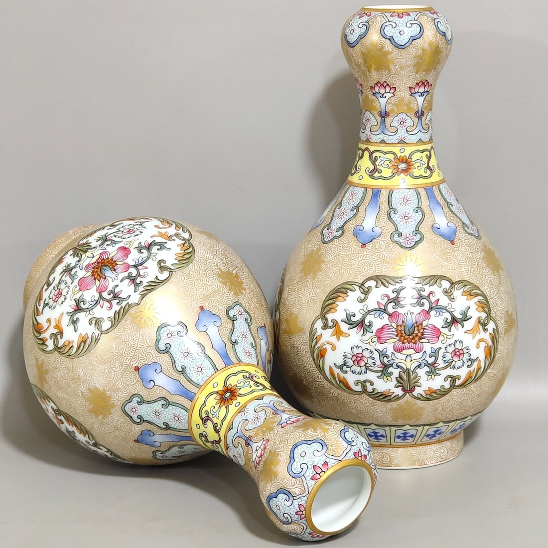Chinese famille rose porcelain vase pair Qing dynasty Yongzheng Mark & Period: Size: Height 9.5 cm - Width 8 cm Materials: Porcelain Time Period: Qing dynasty Manufactured Date: Yongzheng Mark & Period Object: Chinese Antique ⛨ Purchase With Confidence ✔ Verif