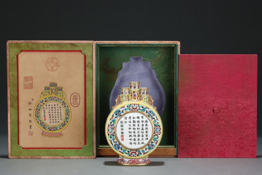 Chinese famille rose porcelain vase Qing dynasty Qianlong Mark & Period: Size: Height 18 cm - Width 13 cm Materials: Porcelain Time Period: Qing dynasty Manufactured Date: Qianlong Mark & Period Object: Chinese Antique ⛨ Purchase With Confidence ✔ Verifi