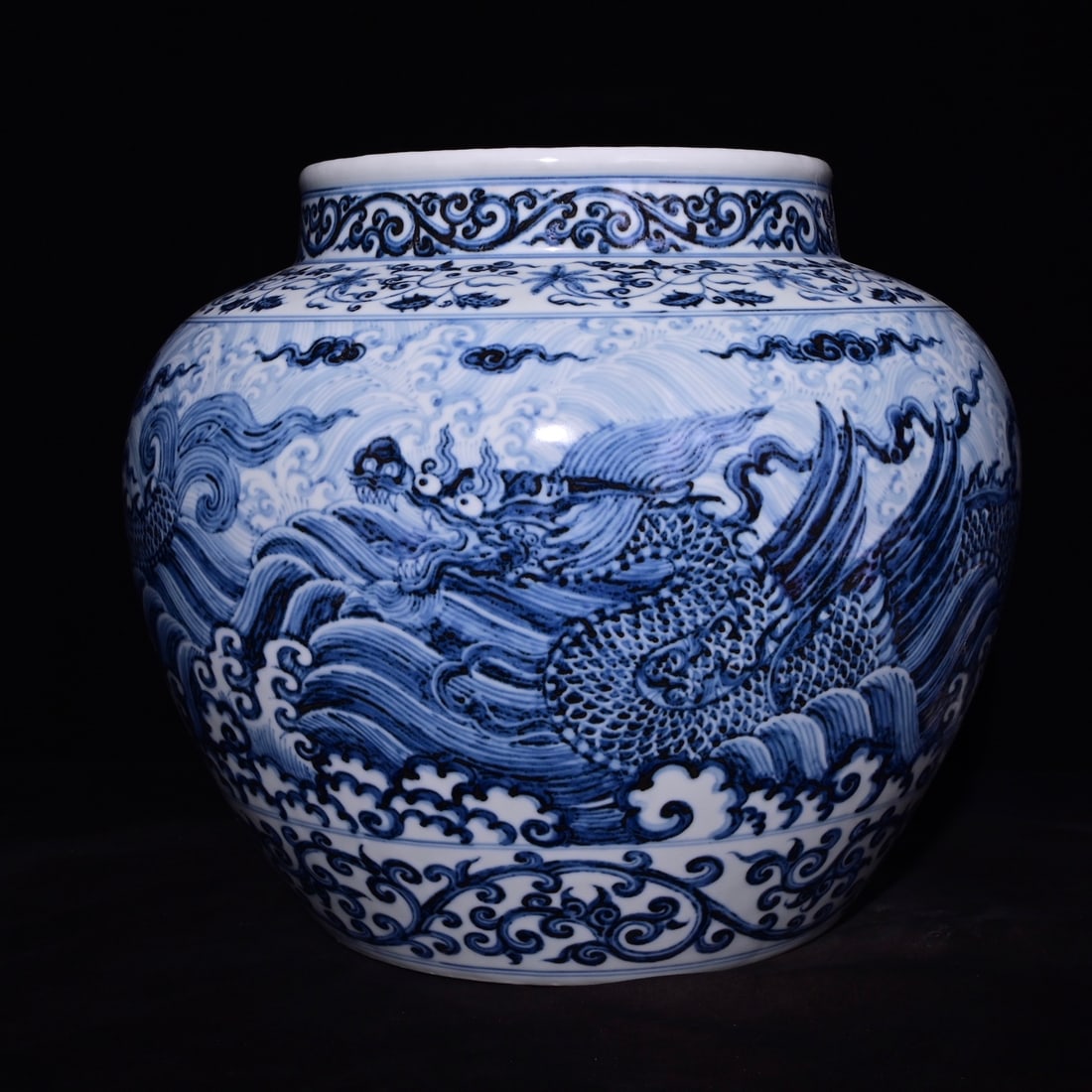 Chinese blue and white porcelain jar Ming dynasty Xuande Mark & Period: Size: Height 30.5 cm - Width 35 cm Materials: Porcelain Time Period: Ming dynasty Manufactured Date: Xuande Mark & Period Object: Chinese Antique ⛨ Purchase With Confidence ✔ Verifi