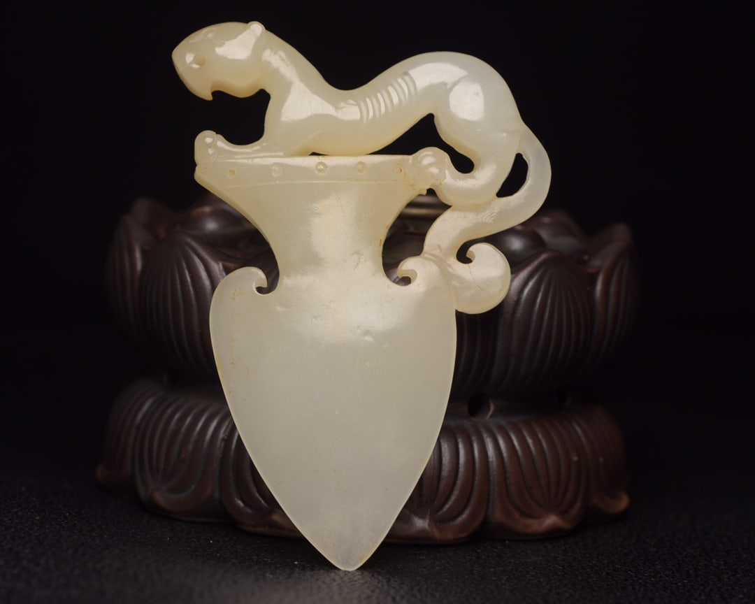 Chinese natural jade carved ornaments Qing dynasty: Size: Height 7.6 cm - Width 5.3 cm Materials: Natural Jade Time Period: Qing dynasty Manufactured Date: Qianlong Period Object: Chinese Antique ⛨ Purchase With Confidence ✔ Verified
