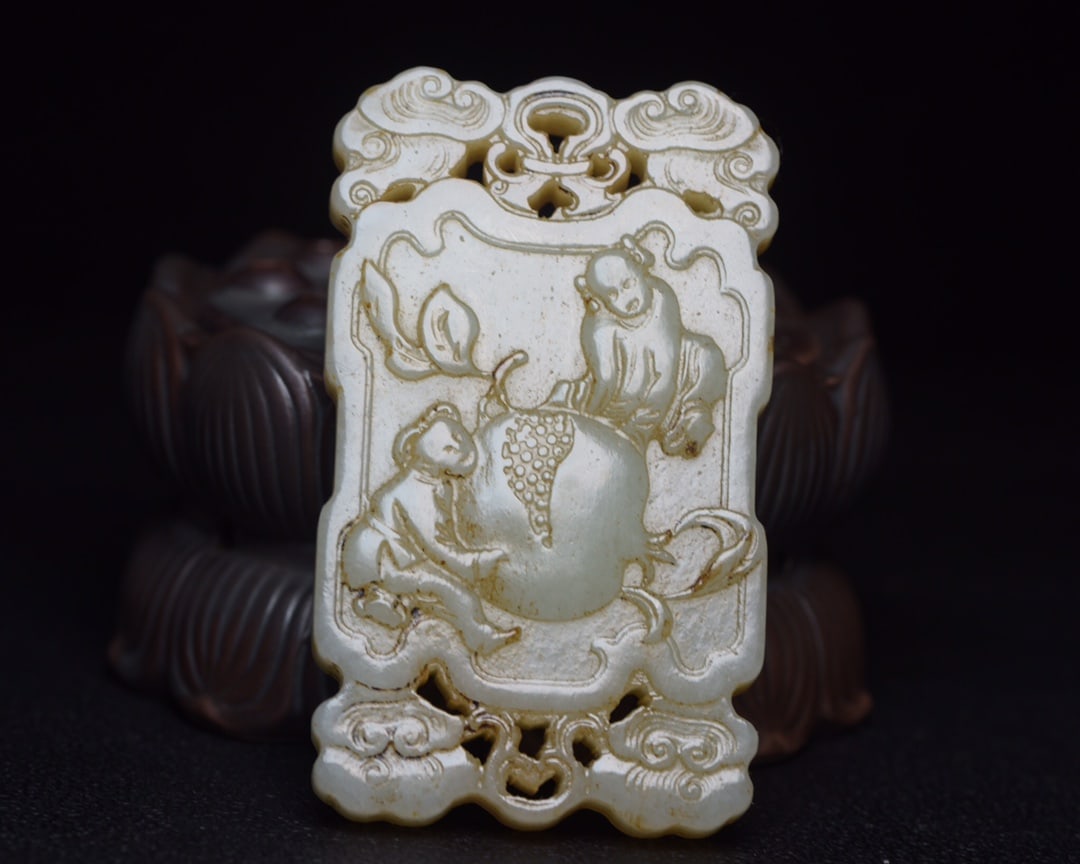 Chinese natural jade carved ornaments Qing dynasty: Size: Height 7.6 cm - Width 4.4 cm Materials: Natural Jade Time Period: Qing dynasty Manufactured Date: Qianlong Period Object: Chinese Antique ⛨ Purchase With Confidence ✔ Verified