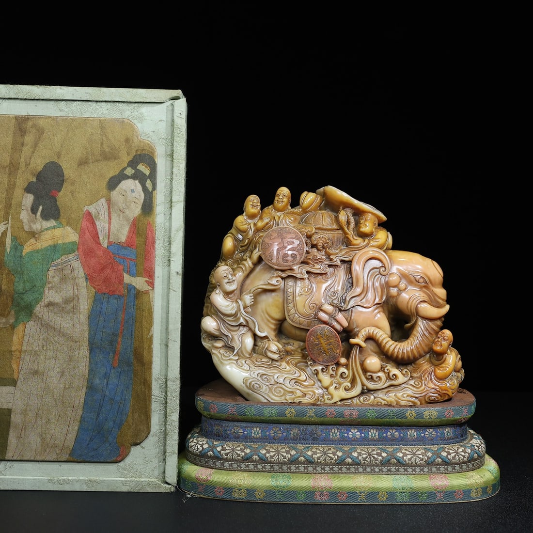 Chinese natural shoushan stone carved seal Qing dynasty: Size: Height 17.0 cm - Width 22.0 cm Materials: Natural Shoushan stone Time Period: Qing dynasty Manufactured Date: Qianlong Period Object: Chinese Antique ⛨ Purchase With Confidence d