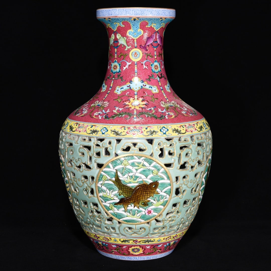 Chinese famille rose porcelain vase Qing dynasty Qianlong Mark & Period: Size: Height 41 cm - Width 26 cm Materials: Porcelain Time Period: Qing dynasty Manufactured Date: Qianlong Mark & Period Object: Chinese Antique ⛨ Purchase With Confidence ✔ Verifi