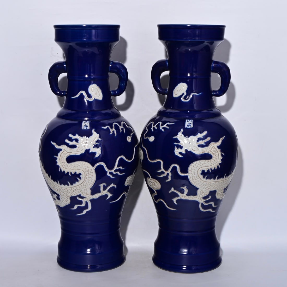 Chinese blue and white porcelain vase pair Yuan dynasty: Size: Height 62 cm - Width 27 cm Materials: Porcelain Time Period: Yuan dynasty Manufactured Date: 13th-c Period Object: Chinese Antique ⛨ Purchase With Confidence ✔ Verified Auctio