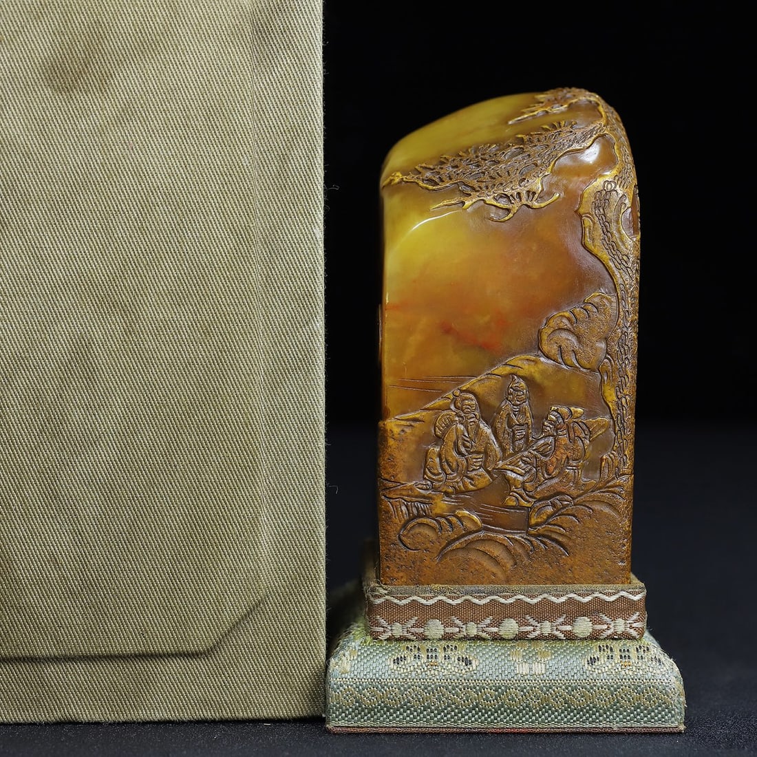 Chinese natural shoushan stone carved seal Qing dynasty: Size: Height 10.8 cm - Width 5.2 cm Materials: Natural Shoushan stone Time Period: Qing dynasty Manufactured Date: Qianlong Period Object: Chinese Antique ⛨ Purchase With Confidence Ϩ