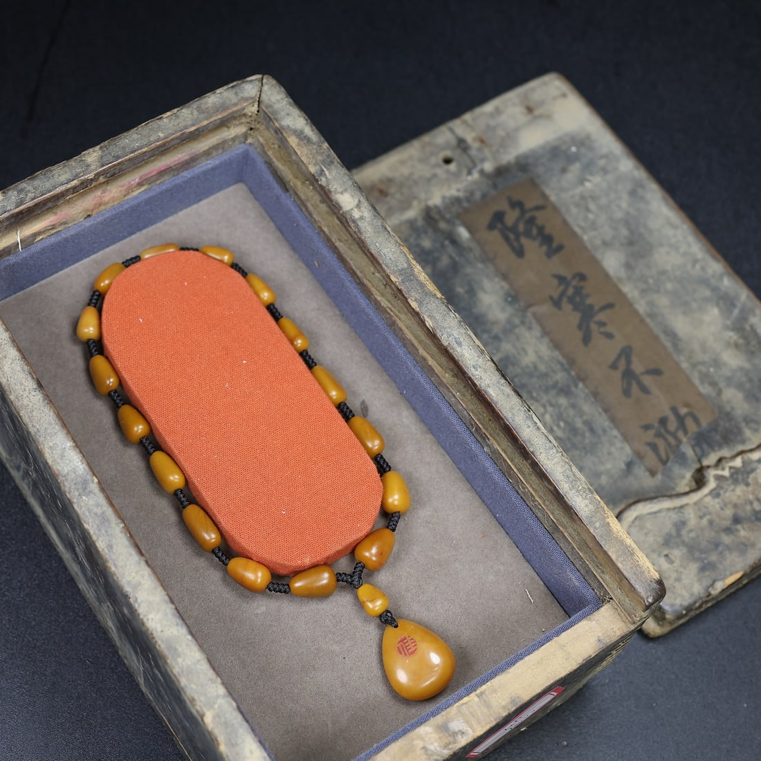 Chinese natural shoushan stone carved necklace Qing dynasty: Size Pendent: Height 1.5 cm - Width 1 cm Materials: Natural Shoushan stone Time Period: Qing dynasty Manufactured Date: Qianlong Period Object: Chinese Antique ⛨ Purchase With Confidence &
