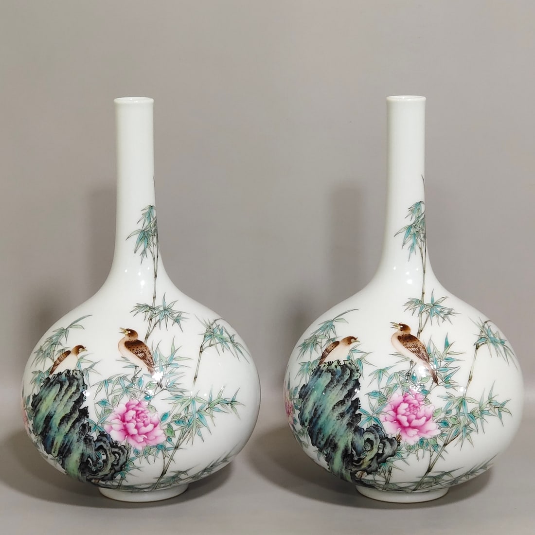 Chinese famille rose porcelain vase pair Qing dynasty Yongzheng Mark & Period: Size: Height 20.5 cm - Width 11.5 cm Materials: Porcelain Time Period: Qing dynasty Manufactured Date: Yongzheng Mark & Period Object: Chinese Antique ⛨ Purchase With Confidence ✔ V