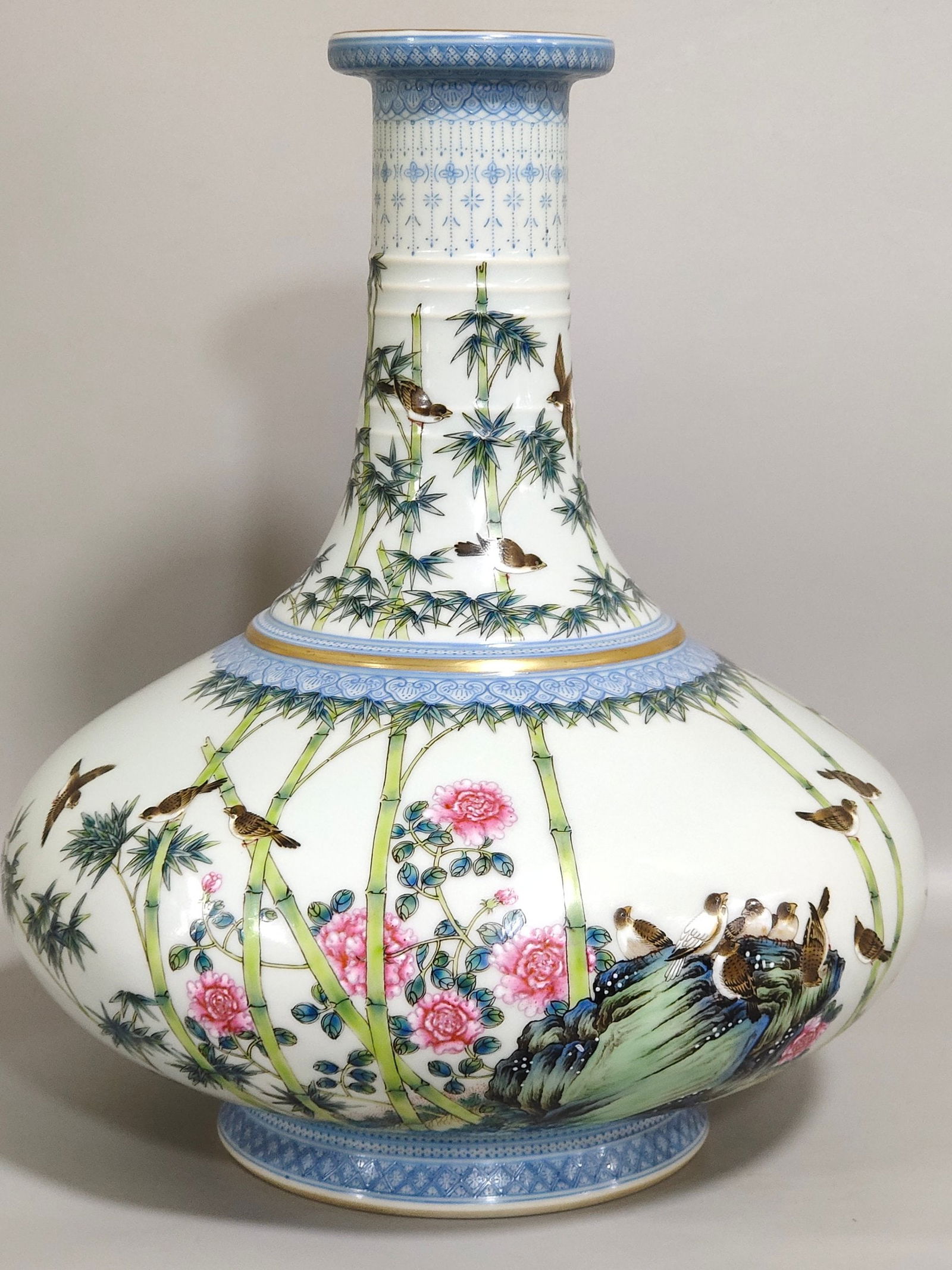 Chinese famille rose porcelain vase Qing dynasty Yongzheng Mark & Period: Size: Height 26 cm - Width 20.5 cm Materials: Porcelain Time Period: Qing dynasty Manufactured Date: Yongzheng Mark & Period Object: Chinese Antique ⛨ Purchase With Confidence ✔ Ver
