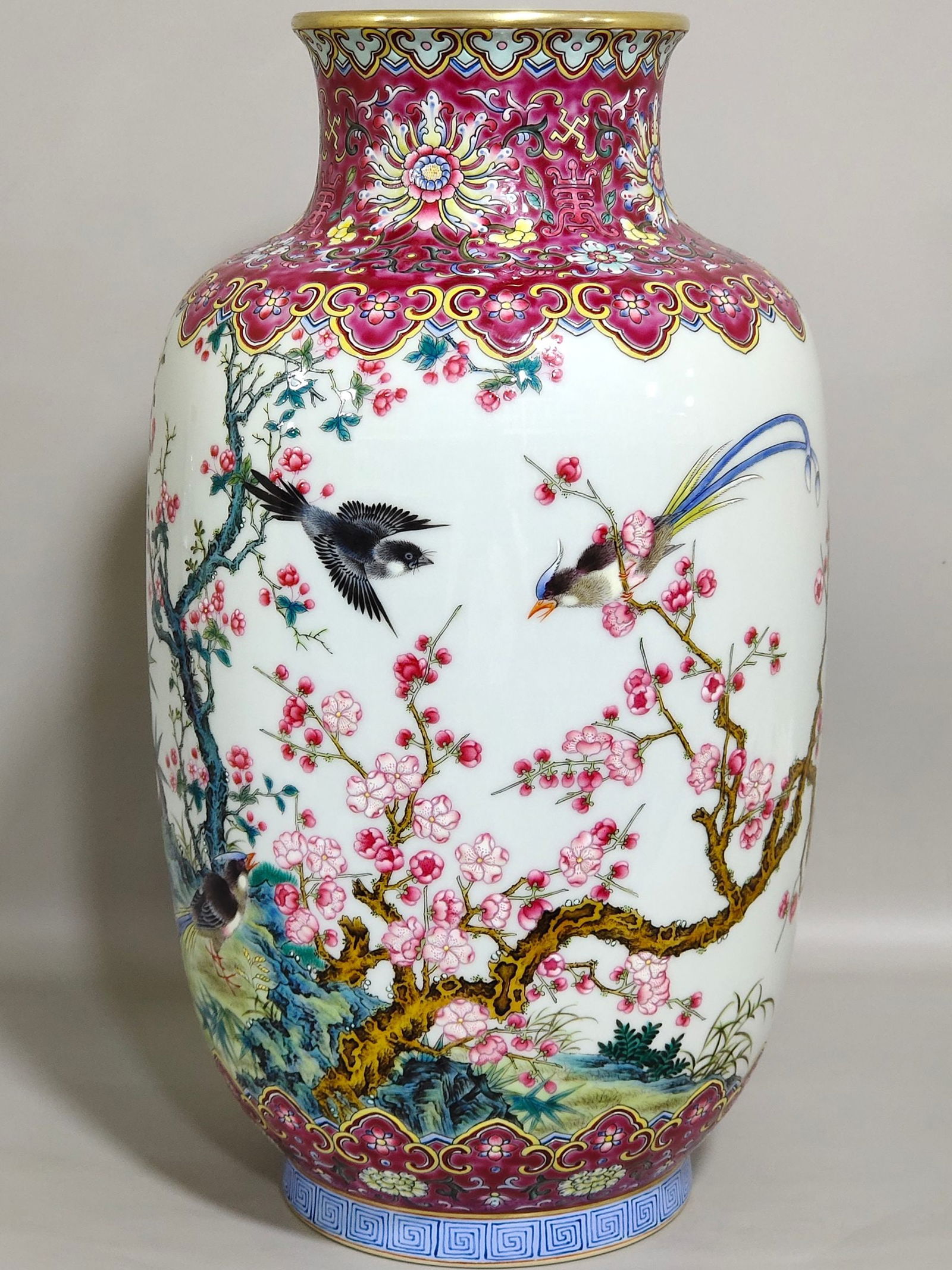 Chinese famille rose porcelain vase Qing dynasty Yongzheng Mark & Period: Size: Height 31 cm - Width 16 cm Materials: Porcelain Time Period: Qing dynasty Manufactured Date: Yongzheng Mark & Period Object: Chinese Antique ⛨ Purchase With Confidence ✔ Verif