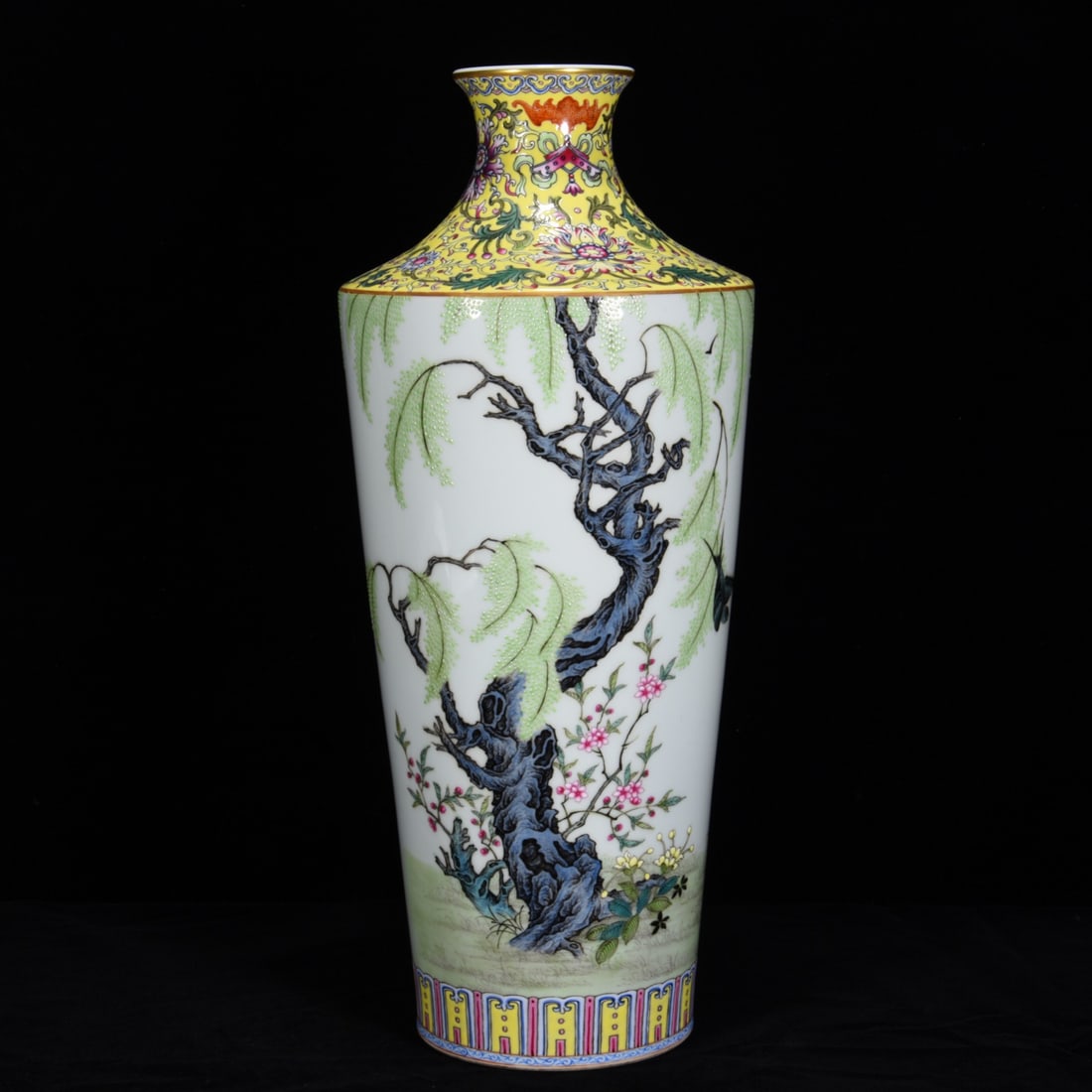 Chinese famille rose porcelain vase Qing dynasty Yongzheng Mark & Period: Size: Height 38 cm - Width 15 cm Materials: Porcelain Time Period: Qing dynasty Manufactured Date: Yongzheng Mark & Period Object: Chinese Antique ⛨ Purchase With Confidence ✔ Verif