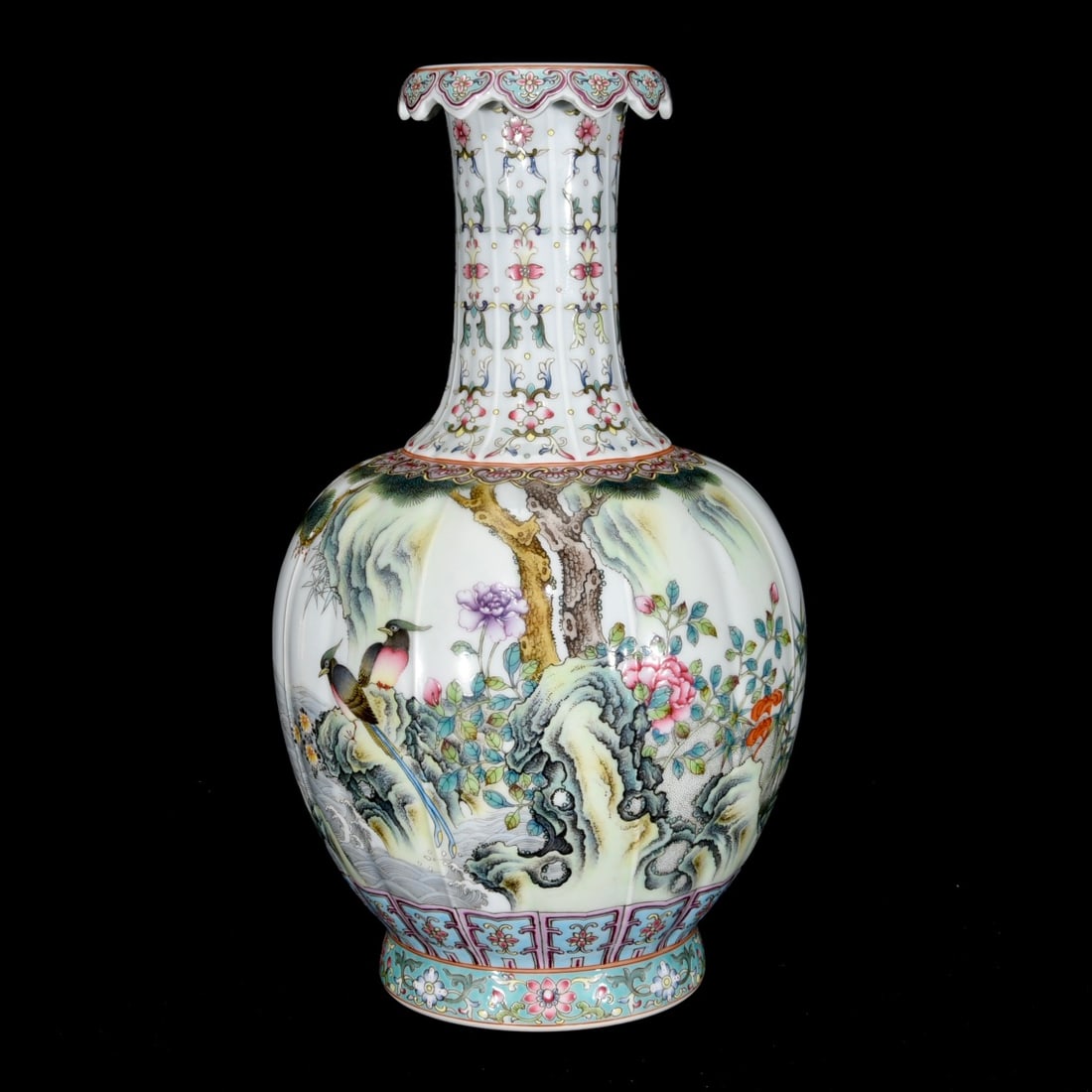 Chinese famille rose porcelain vase Qing dynasty Yongzheng Mark & Period: Size: Height 32.5 cm - Width 19 cm Materials: Porcelain Time Period: Qing dynasty Manufactured Date: Yongzheng Mark & Period Object: Chinese Antique ⛨ Purchase With Confidence ✔ Ver