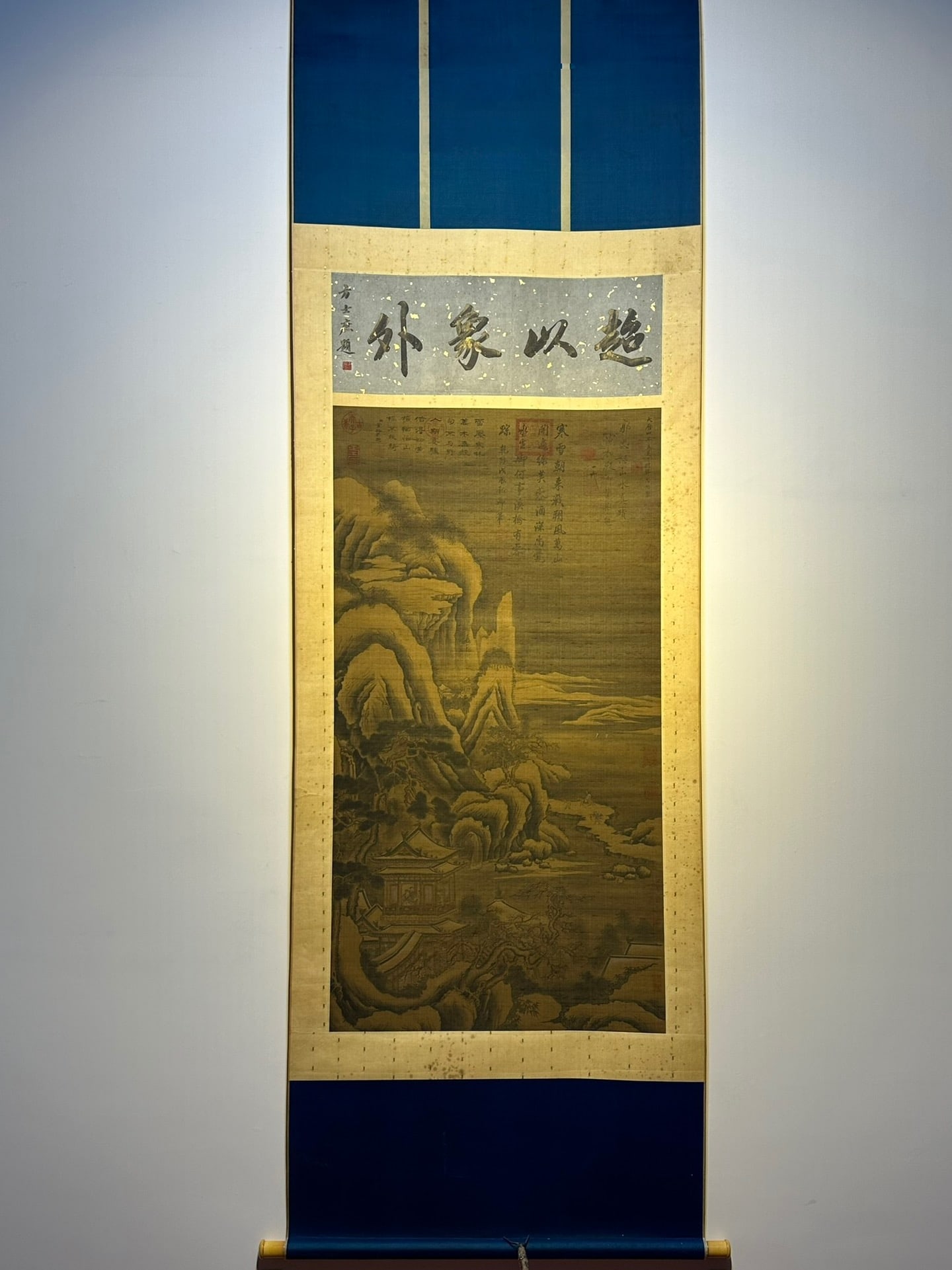 Chinese scroll painting Five dynasty Guo Zhongshu: Size: Height 160 cm - Width 70 cm Materials: Silk Time Period: Five dynasties Manufactured by: Guo Zhongshu Object: Chinese Antique A six-foot landscape painting on silk by Guo Zhongshu. Guo Zhongshu