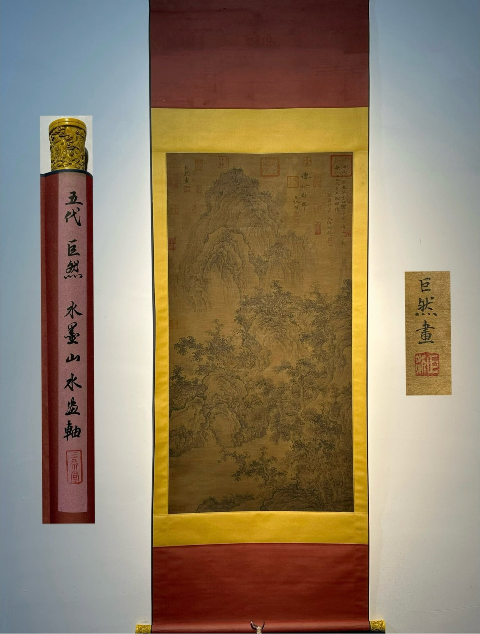 Chinese scroll painting Five dynasty Juran: Size: Height 128 cm - Width 67 cm Materials: Silk Time Period: Five dynasties Manufactured by: Juran Object: Chinese Antique A masterpiece by Juran: a four-foot silk scroll hand-painted ink landscape