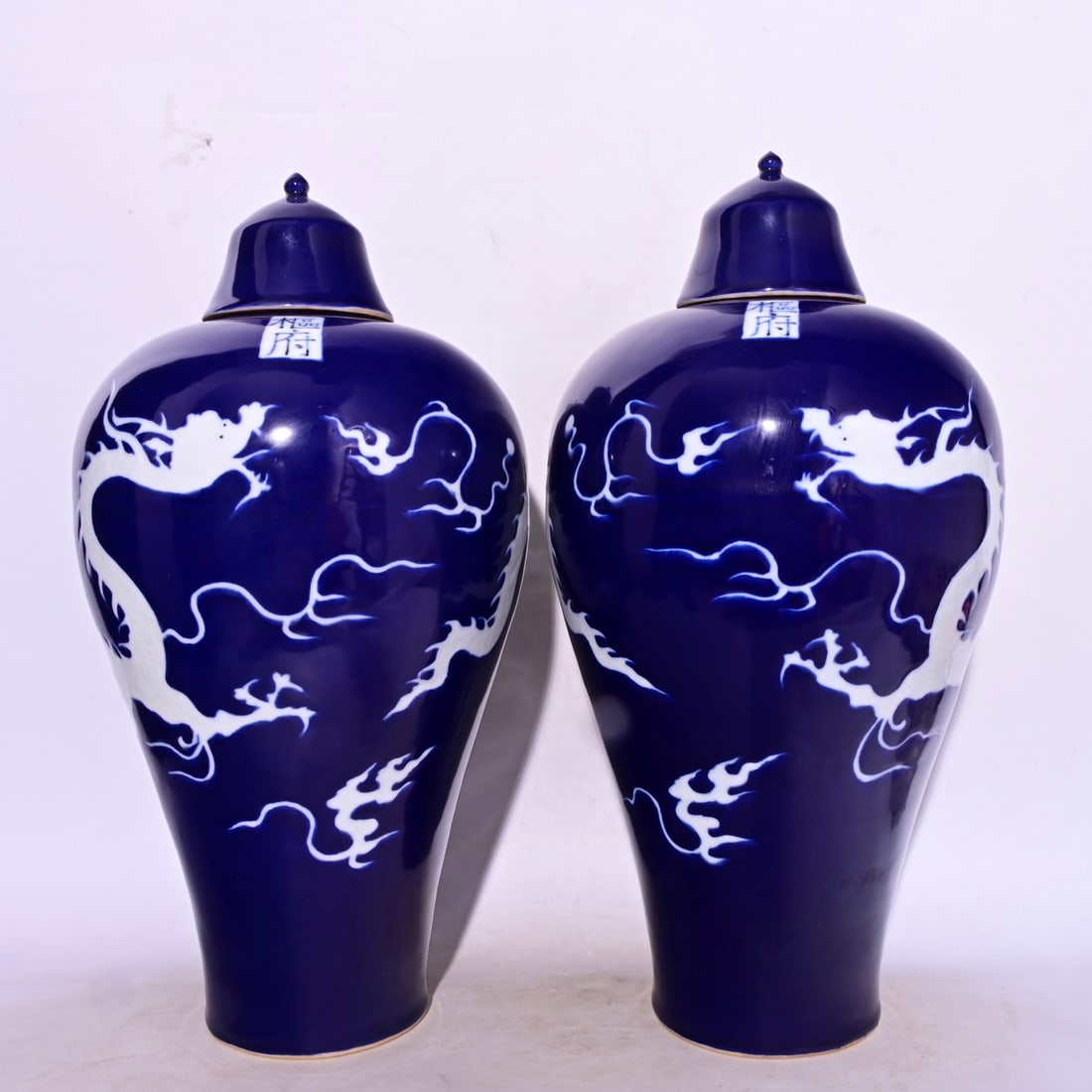 Chinese blue and white porcelain vase pair Yuan dynasty: Size: Height 48 cm - Width 25 cm Materials: Porcelain Time Period: Yuan dynasty Manufactured Date: 13th-c Period Object: Chinese Antique ⛨ Purchase With Confidence ✔ Verified Auctio