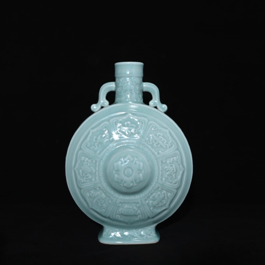 Chinese green glaze porcelain vase Qing dynasty Qianlong Mark & Period: Size: Height 33.5 cm - Width 24 cm Materials: Porcelain Time Period: Qing dynasty Manufactured Date: Qianlong Mark & Period Object: Chinese Antique ⛨ Purchase With Confidence ✔ Veri