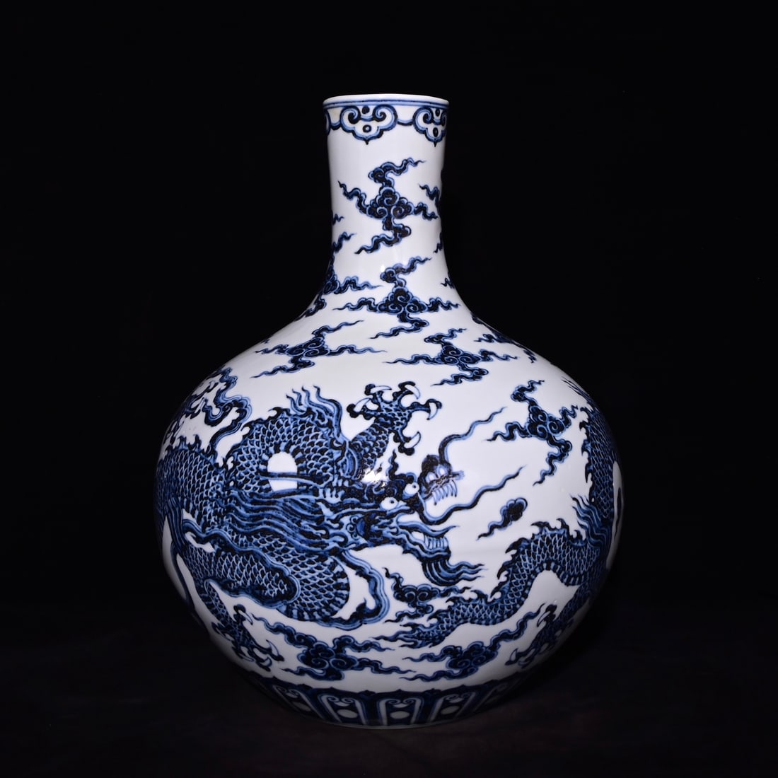 Chinese blue and white porcelain vase Ming dynasty Xuande Mark & Period: Size: Height 43 cm - Width 33 cm Materials: Porcelain Time Period: Ming dynasty Manufactured Date: Xuande Mark & Period Object: Chinese Antique ⛨ Purchase With Confidence ✔ Verified