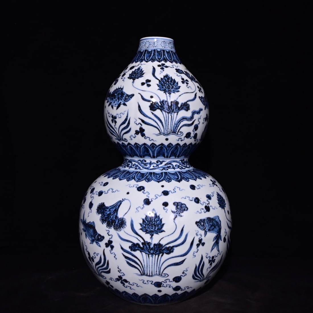 Chinese blue and white porcelain vase Ming dynasty Xuande Mark & Period: Size: Height 49 cm - Width 29 cm Materials: Porcelain Time Period: Ming dynasty Manufactured Date: Xuande Mark & Period Object: Chinese Antique ⛨ Purchase With Confidence ✔ Verified
