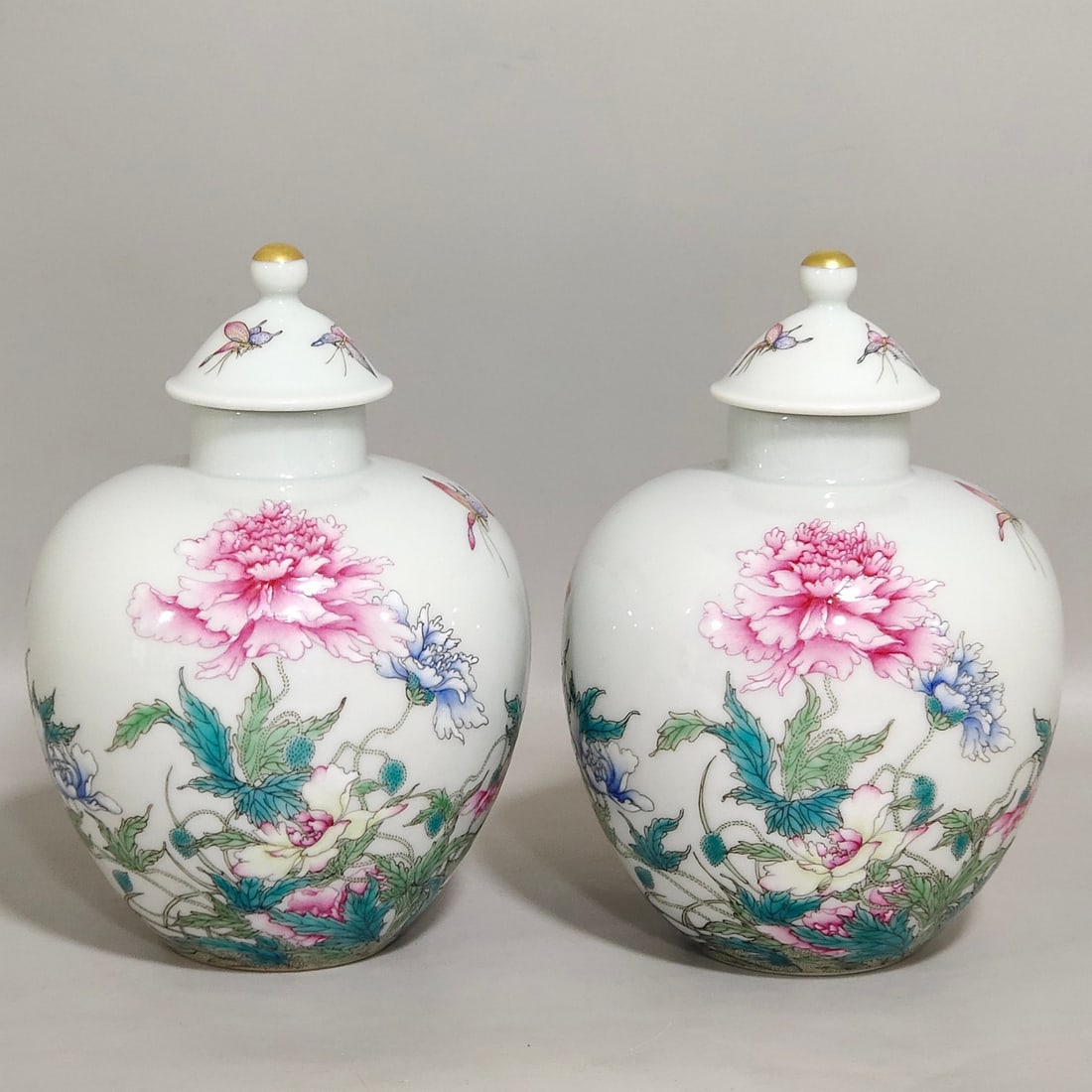 Chinese famille rose porcelain jar pair Qing dynasty Yongzheng Mark & Period: Size: Height 13.3 cm - Width 9 cm Materials: Porcelain Time Period: Qing dynasty Manufactured Date: Yongzheng Mark & Period Object: Chinese Antique ⛨ Purchase With Confidence ✔ Veri