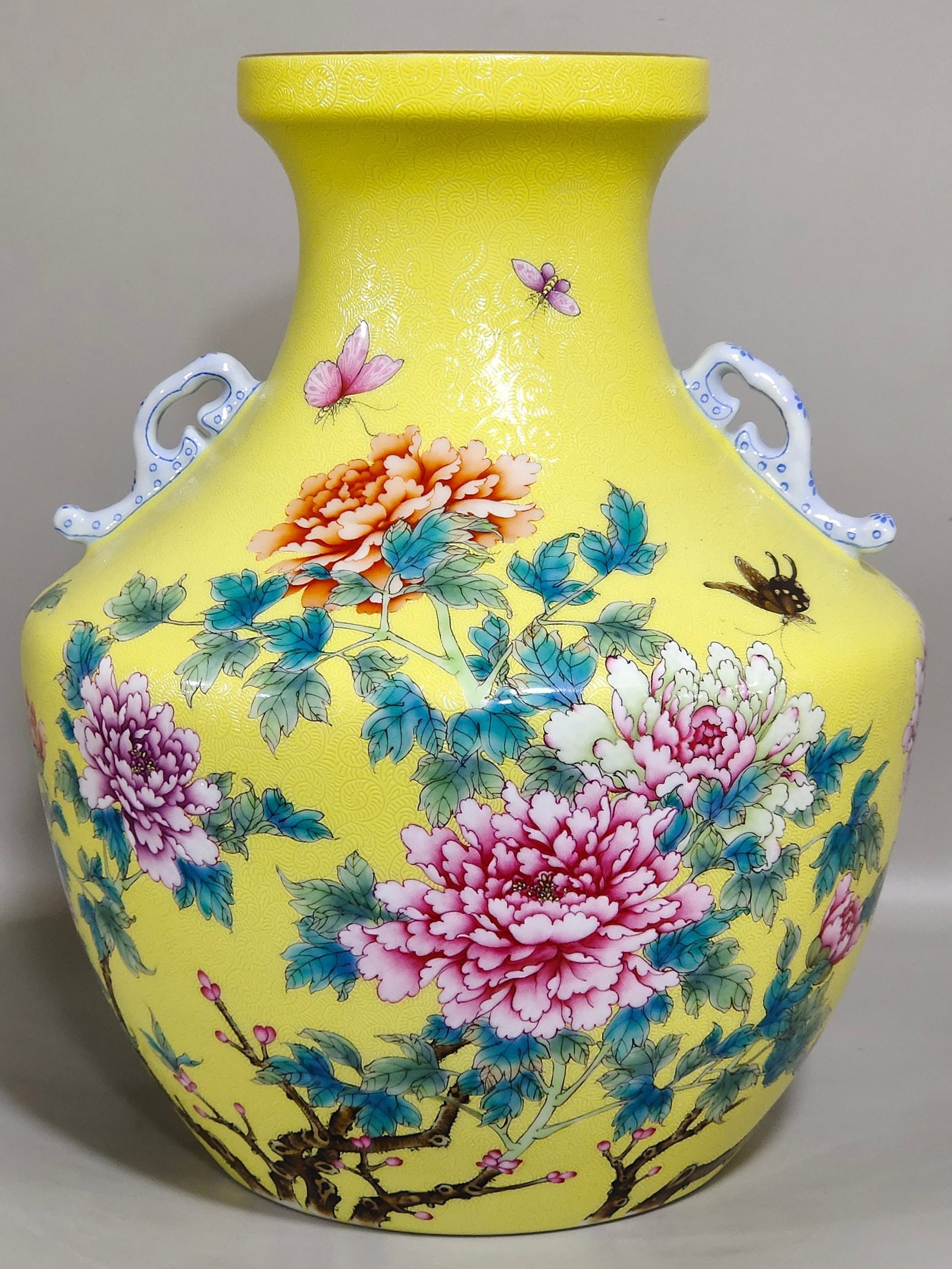 Chinese famille rose porcelain vase Qing dynasty Yongzheng Mark & Period: Size: Height 28 cm - Width 20.5 cm Materials: Porcelain Time Period: Qing dynasty Manufactured Date: Yongzheng Mark & Period Object: Chinese Antique ⛨ Purchase With Confidence ✔ Ver
