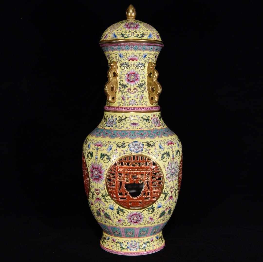 Chinese famille rose porcelain vase Qing dynasty Yongzheng Mark & Period: Size: Height 49 cm - Width 25 cm Materials: Porcelain Time Period: Qing dynasty Manufactured Date: Yongzheng Mark & Period Object: Chinese Antique ⛨ Purchase With Confidence ✔ Verif