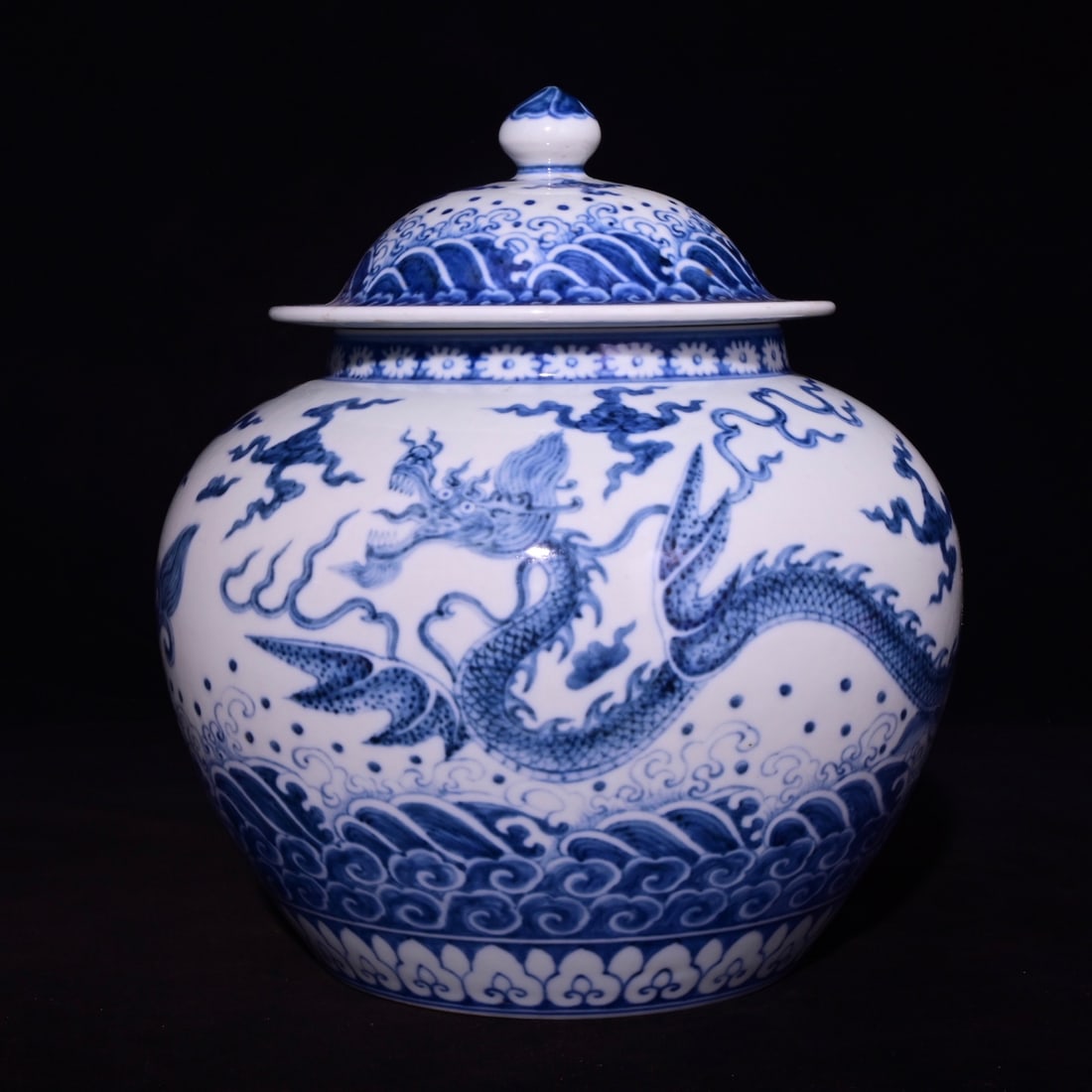 Chinese blue and white porcelain jar Ming dynasty Chenghua Mark & Period: Size: Height 25 cm - Width 14 cm Materials: Porcelain Time Period: Ming dynasty Manufactured Date: Chenghua Mark & Period Object: Chinese Antique ⛨ Purchase With Confidence ✔ Verifi
