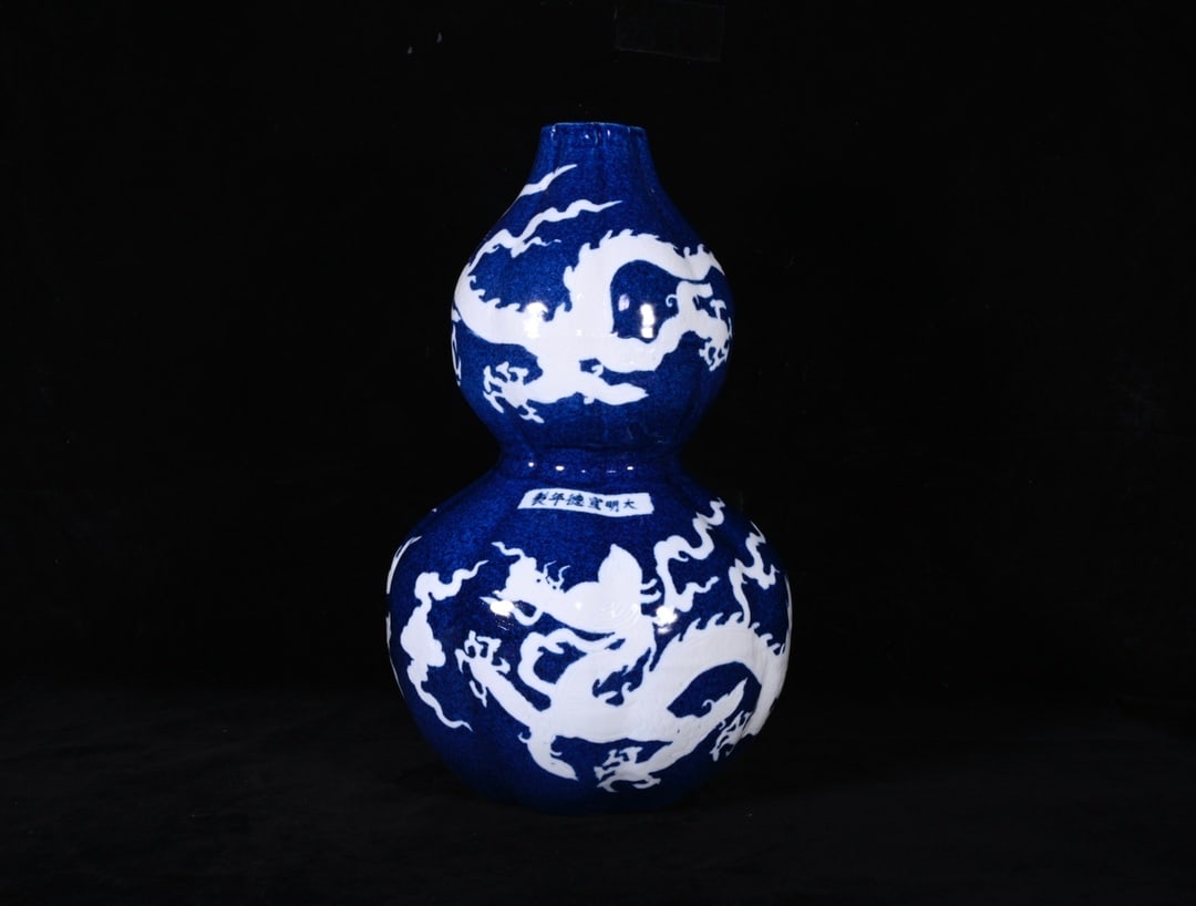 Chinese blue and white porcelain vase Ming dynasty Xuande Mark & Period: Size: Height 33 cm - Width 21 cm Materials: Porcelain Time Period: Ming dynasty Manufactured Date: Xuande Mark & Period Object: Chinese Antique ⛨ Purchase With Confidence ✔ Verified