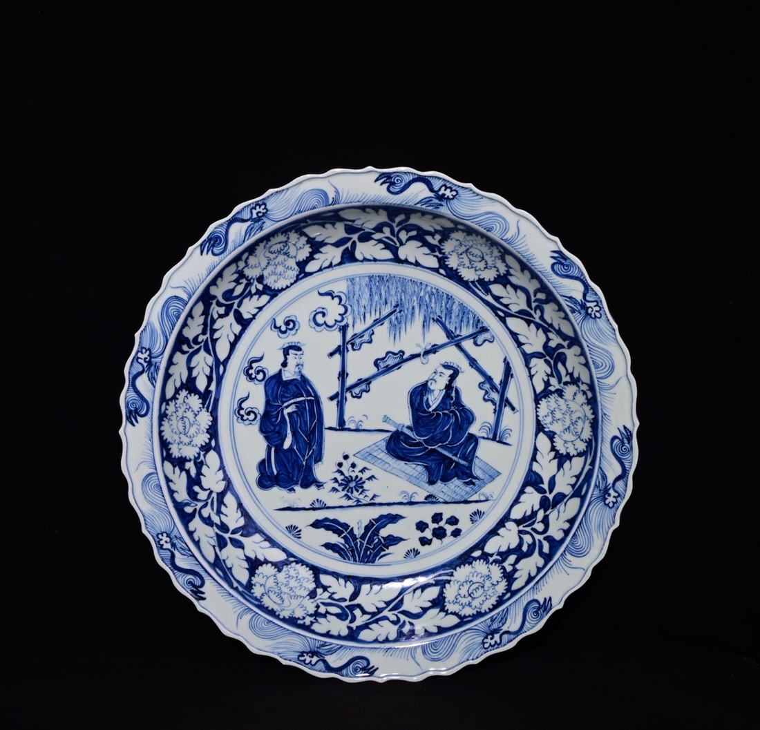 Chinese blue and white porcelain plate Yuan dynasty: Size: Width 45 cm - Height 7.5 cm Materials: Porcelain Time Period: Yuan dynasty Manufactured Date: 13th-c Period Object: Chinese Antique ⛨ Purchase With Confidence ✔ Verified Aucti